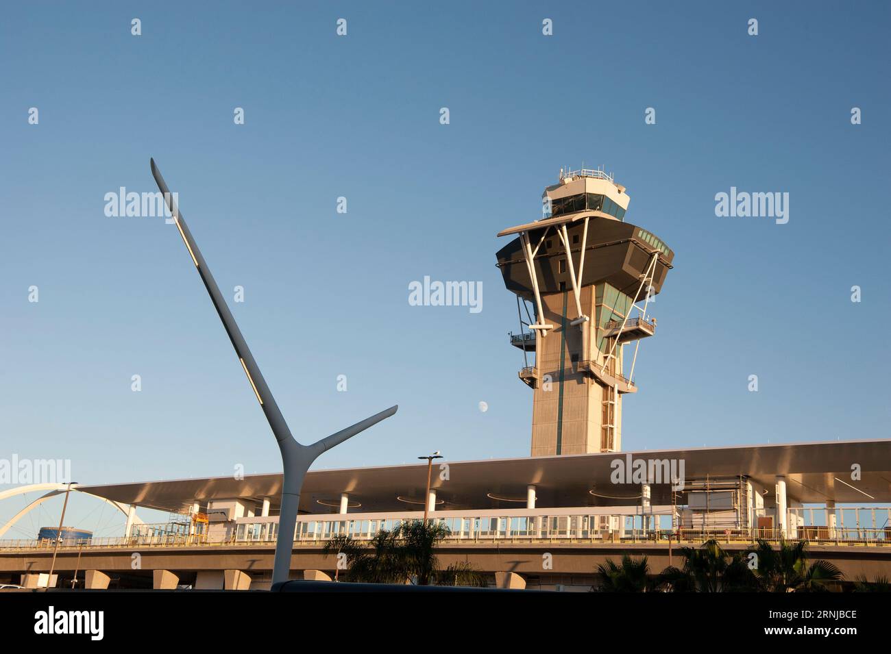Ein Kontrollturm ragt über einer neu hinzugefügten Station für Metro Rail-Passagiere am LAX Airport in Los Angeles, CA., USA Stockfoto