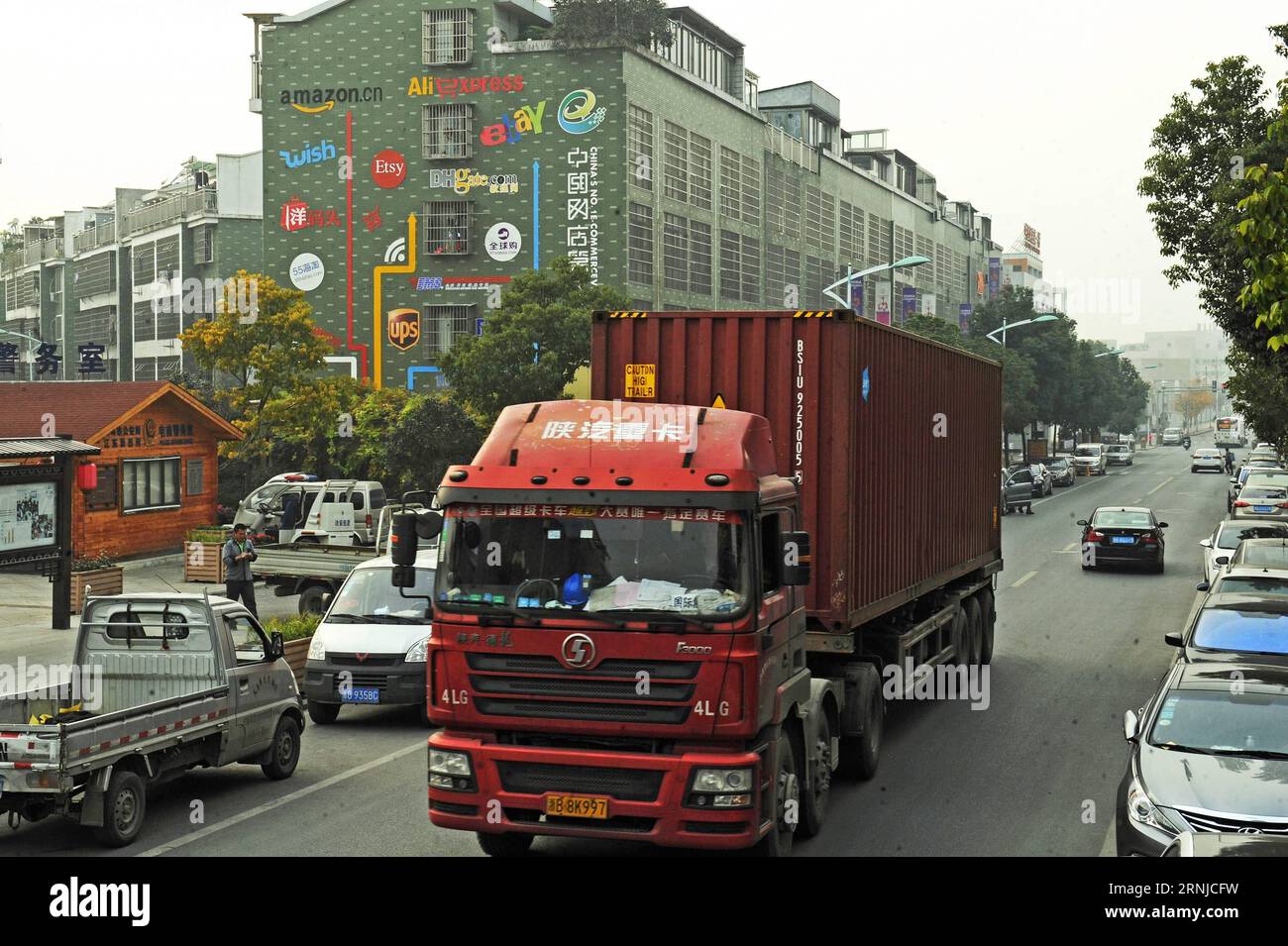 (170116) -- HANGZHOU, 16. Januar 2017 -- Ein Lastkraftwagen fährt vom Dorf Qingyanliu der Stadt Yiwu in der ostchinesischen Provinz Zhejiang ab, 3. Januar 2017. Nach Angaben des Handelsministeriums der Provinz Zhejiang gaben die Verbraucher 2016 mehr als 1 Billion Yuan (149,4 Milliarden US-Dollar) für Online-Shops aus Zhejiang aus, was einem Anstieg von 35,43 Prozent gegenüber dem Vorjahr entspricht. ) (wx) CHINA-ZHEJIANG-E-COMMERCE SPENDINGS-TRILLION (CN) TanxJin PUBLICATIONxNOTxINxCHN Hangzhou Jan 16 2017 ein Frachtwagen fährt vom Dorf Qingyanliu der Stadt Yiwu in Ostchina, Provinz Zhejiang, Januar 3 2017, ab Stockfoto