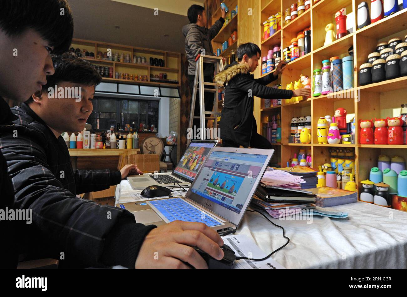 (170116) -- HANGZHOU, 16. Januar 2017 -- Mitarbeiter eines Online-Shops verarbeiten Bestellungen im Dorf Qingyanliu der Stadt Yiwu, ostchinesische Provinz Zhejiang, 3. Januar 2017. Nach Angaben des Handelsministeriums der Provinz Zhejiang gaben die Verbraucher 2016 mehr als 1 Billion Yuan (149,4 Milliarden US-Dollar) für Online-Shops aus Zhejiang aus, was einem Anstieg von 35,43 Prozent gegenüber dem Vorjahr entspricht. ) (wx) CHINA-ZHEJIANG-E-COMMERCE SPENDINGS-TRILLION (CN) TanxJin PUBLICATIONxNOTxINxCHN Hangzhou Jan 16 2017 Mitarbeiter von To Online Store verarbeiten Bestellungen im Dorf Qingyanliu der Stadt Yiwu Ostchina S Provinz Zhejiang Ja Stockfoto