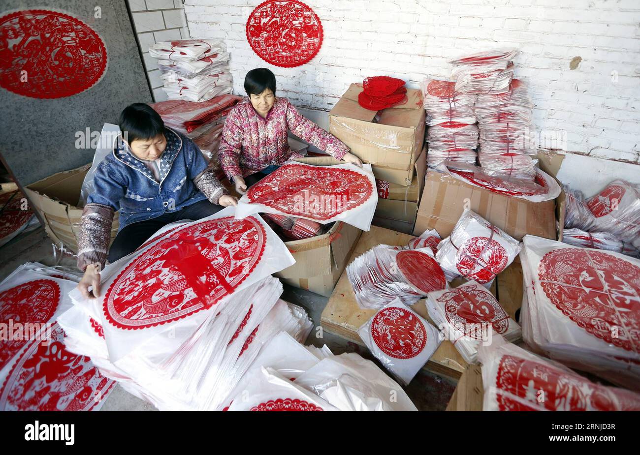 (170117) -- SHIJIAZHUANG, 17. Januar 2017 -- Dorfbewohner packen die fertigen Papercutts in einem Dorf im Fucheng County, nordchinesische Provinz Hebei, 17. Januar 2017. Die Dorfbewohner in Fucheng stellen verschiedene Papierschnitzereien her, die sich mit Hahnenmotiven beschäftigen, um den Markt während des kommenden Frühlingsfestes oder des chinesischen traditionellen Mondneujahrs des Hahns, das dieses Jahr am 28. Januar fällt, zu versorgen. ) (Xzy) CHINA-HEBEI-SPRING FESTIVAL-PAPERCUT (CN) ZhuxXudong PUBLICATIONxNOTxINxCHN Shijiazhuang 17. Januar 2017 Dorfbewohner Pack the finished in a Village in Fucheng County North China S Hebei Province 17. Januar 2017 The Villa Stockfoto