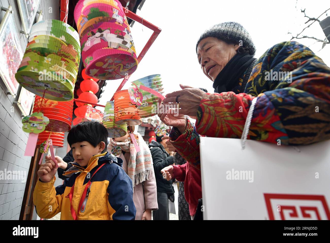 (170117) -- PEKING, 17. Januar 2017 -- Menschen machen Worträtsel über die chinesischen Lunar 24 Solar Terms auf einer Tempelmesse in Peking, der Hauptstadt Chinas, am 17. Januar 2017. Während der nächsten sechs Tage präsentieren traditionelle Volkskünstler ihre Werke und Techniken des immateriellen Kulturerbes auf der Tempelmesse. Li Xin) (wjl) CHINA-BEIJING-TEMPEL MESSE FOLK ART SHOW Lixin PUBLICATIONxNOTxINxCHN Peking 17. Januar 2017 Prominente machen Worträtsel über den chinesischen Mond vierundzwanzig Sonnenterminen AUF einer Tempelmesse in Peking Hauptstadt von China AM 17. Januar 2017 während der nächsten sechs Tage traditionelle Folk Art Stockfoto