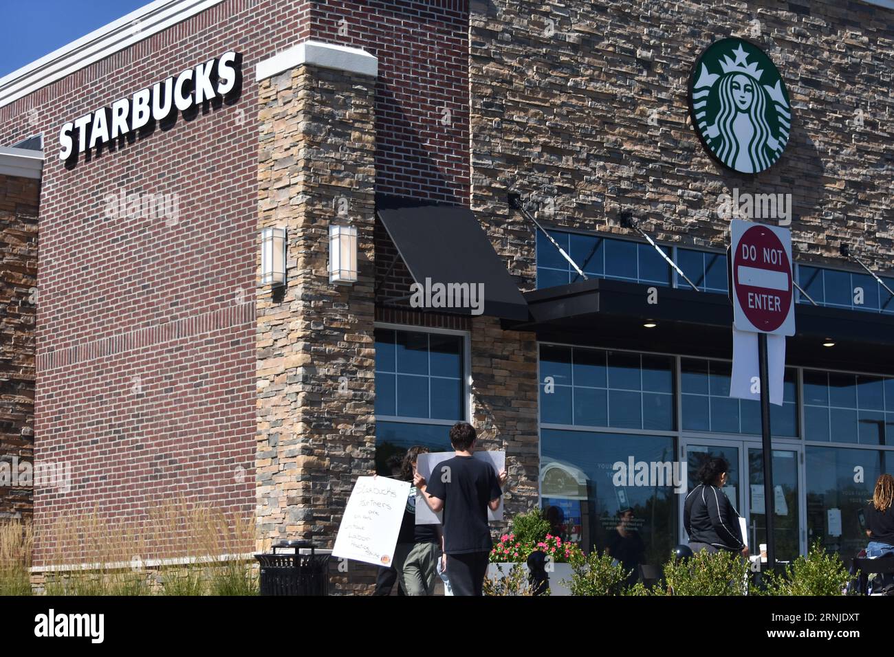 Starbucks-Mitarbeiter gehen mit Plakaten vom Arbeitsplatz weg, um den Streik im Starbucks Coffee Shop in Ledgewood zu unterstützen. Starbucks-Mitarbeiter streiken in den New Jersey-Städten Montclair, Summit und Ledgewood und streiken auch in Danbury, Connecticut. Arbeiter gingen von der Arbeit in den verschiedenen Filialen des Coffee Shops, sie gingen in einen unfairen Arbeitsstreik (ULP), um gegen die Entlassung von Celeste Cruz, Schichtleiterin am Starbucks-Standort Montclair, New Jersey, zu protestieren. „Der heutige ULP-Streik ist ein Protest gegen die ungerechte Entlassung von Celeste Cruz, die seit über fünf Jahren bei Starbucks beschäftigt ist Stockfoto