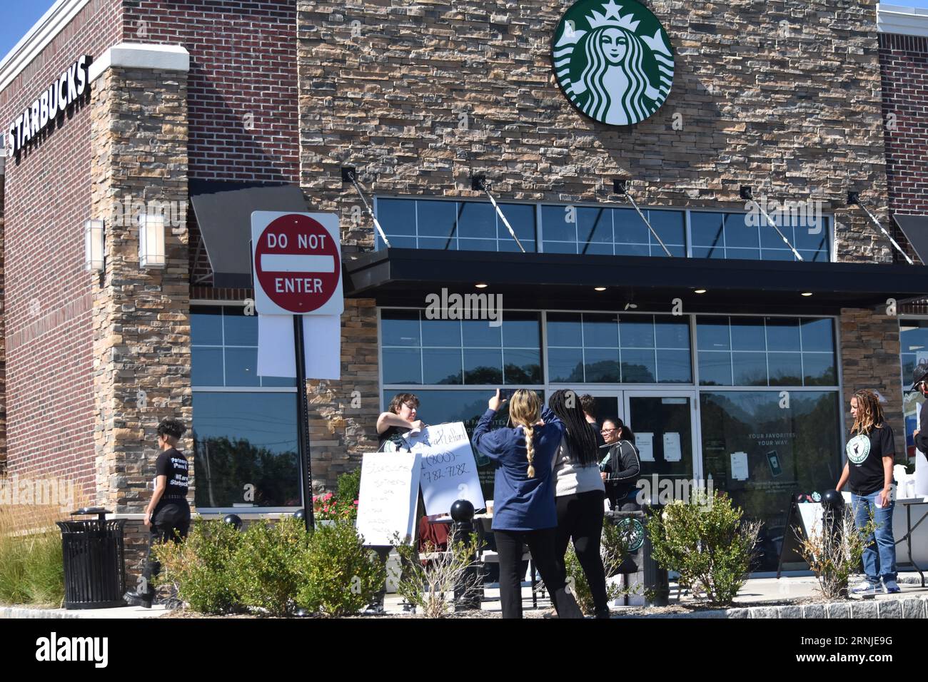 StarbucksMitarbeiter gehen mit Plakaten vom Arbeitsplatz weg, um den