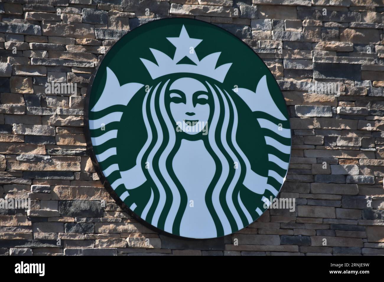 Das Starbucks Logo ist auf der Außenseite eines seiner Restaurants in Ledgewood zu sehen. Starbucks-Mitarbeiter streiken in den New Jersey-Städten Montclair, Summit und Ledgewood und streiken auch in Danbury, Connecticut. Arbeiter gingen von der Arbeit in den verschiedenen Filialen des Coffee Shops, sie gingen in einen unfairen Arbeitsstreik (ULP), um gegen die Entlassung von Celeste Cruz, Schichtleiterin am Starbucks-Standort Montclair, New Jersey, zu protestieren. „Der heutige ULP-Streik ist ein Protest gegen die unfaire Entlassung von Celeste Cruz, die seit über fünf Jahren bei Starbucks beschäftigt ist, und ihr Recht, Seeki zu versammeln Stockfoto