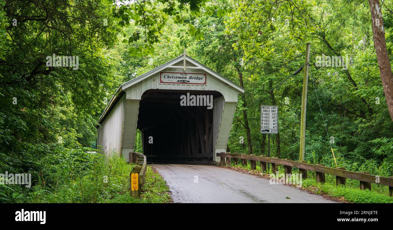 Brücke Nr. 35 die Christman Covered Bridge ist eine historische überdachte Brücke, die die Eaton-New Hope Road über den Seven Mile Creek in den Städten Washingtons führt Stockfoto