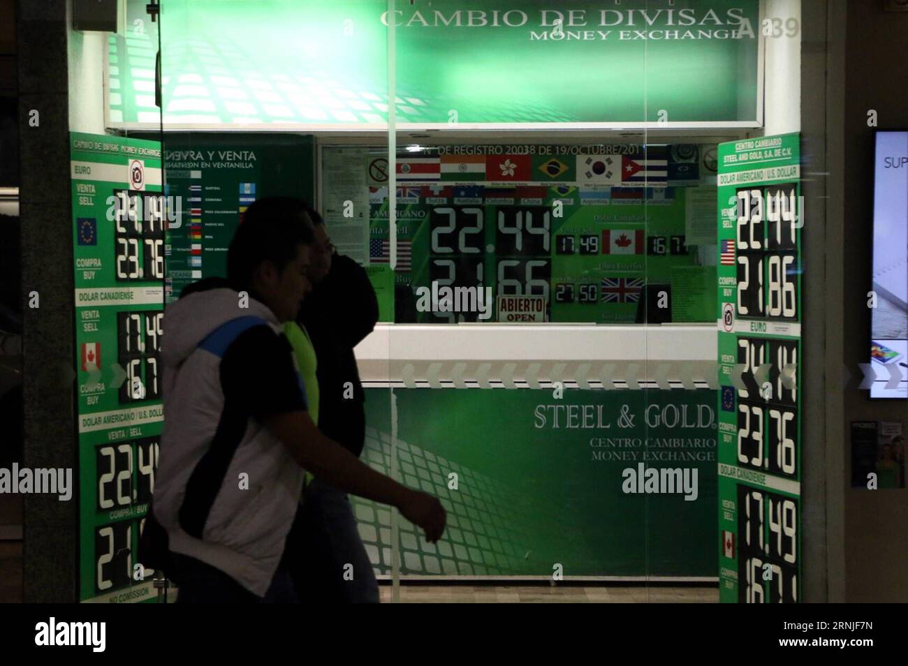 (170121) -- MEXIKO-STADT, 20. Januar 2017 -- Menschen gehen an Plakatwänden vorbei, die den Preis des mexikanischen Peso gegenüber dem US-Dollar zeigen, in einem Wechselhaus am Internationalen Flughafen von Mexiko-Stadt, Hauptstadt von Mexiko, 20. Januar 2017. Ein US-Dollar wurde bis zu 23 mexikanische Pesos am Flughafen verkauft, bevor Donald Trump am Freitag als Präsident der USA eingeweiht wurde. Hector Alfaro/) (zxj) MEXIKO-MEXIKO CITY-ECONOMY-DOLLAR ObturadorMX PUBLICATIONxNOTxINxCHN Mexico City 20. Januar 2017 Prominente gehen an Plakatwänden vorbei, auf denen der Preis des MEXIKANISCHEN Pesos gegenüber dem US-Dollar zu sehen ist Stockfoto