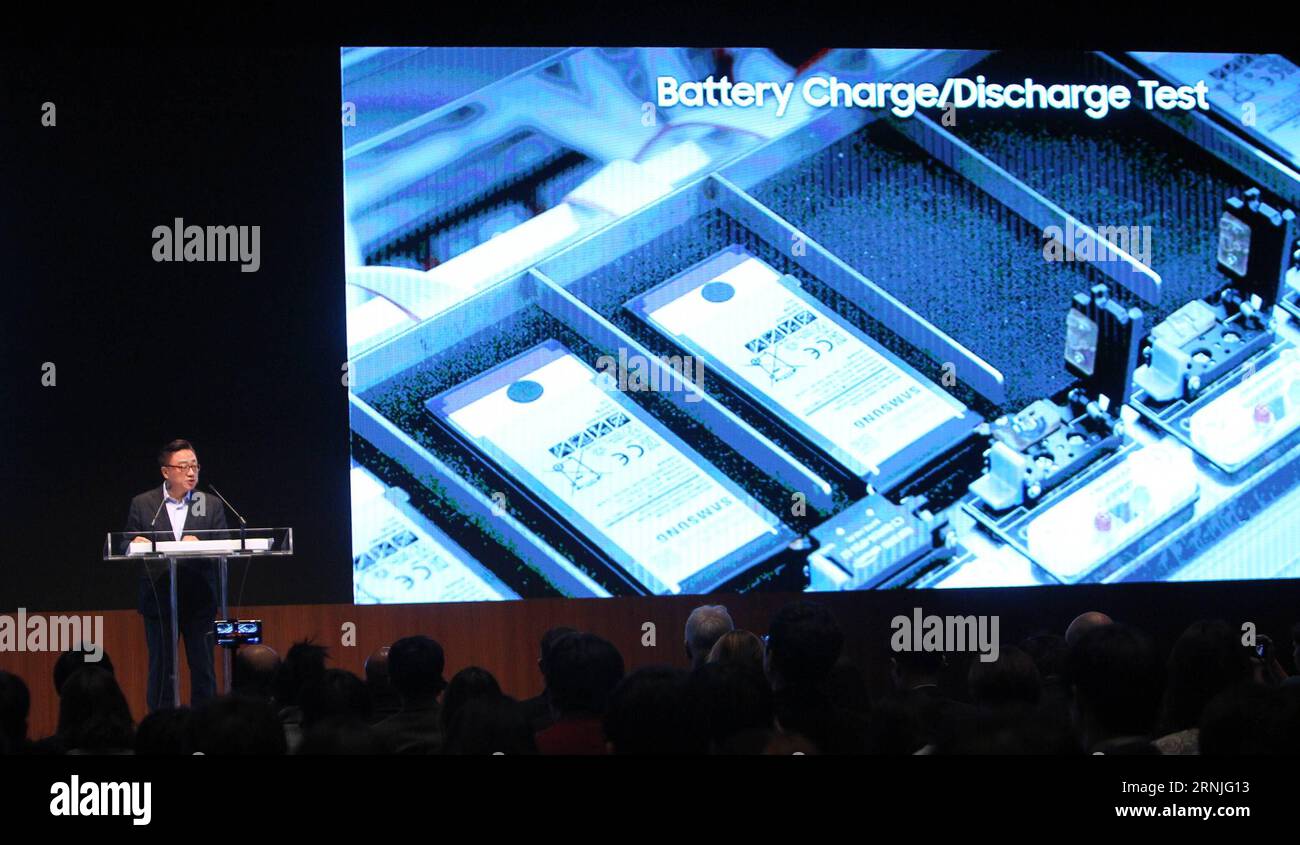 (170123) -- SEOUL, 23. Januar 2017 -- Koh Dong-jin, Leiter des Mobilfunkgeschäfts von Samsung, spricht während einer speziellen Pressekonferenz in Seoul, Südkorea, 23. Januar 2017. Samsung Electronics, das Schwierigkeiten hat, das Vertrauen der Verbraucher wiederherzustellen, nachdem einige seiner Flaggschiffe Galaxy Note 7 Feuer gefangen hatten, sah Batteriefehler als die Ursache von Bränden. ) (Zhf) SÜDKOREA-SEOUL-SAMSUNG-NOTE 7-FIRE-BATTERY YaoxQilin PUBLICATIONxNOTxINxCHN Seoul 23. Januar 2017 Koh Dong Jin Leiter Samsung S Mobile Business spricht während einer Sonderpressekonferenz in Seoul Südkorea 23. Januar 2017 Samsung Electronics, das hat Stockfoto