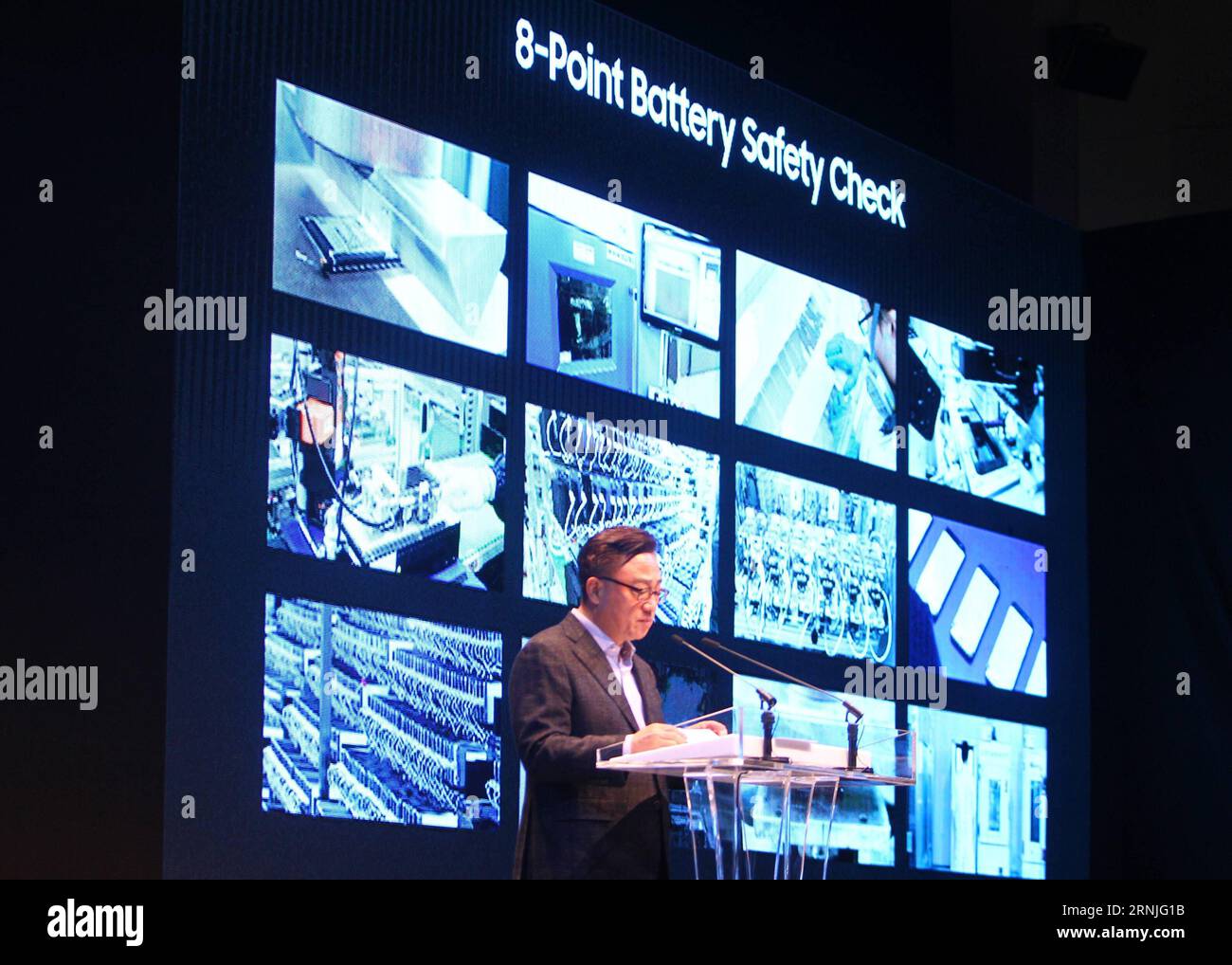 (170123) -- SEOUL, 23. Januar 2017 -- Koh Dong-jin, Leiter des Mobilfunkgeschäfts von Samsung, spricht während einer speziellen Pressekonferenz in Seoul, Südkorea, 23. Januar 2017. Samsung Electronics, das Schwierigkeiten hat, das Vertrauen der Verbraucher wiederherzustellen, nachdem einige seiner Flaggschiffe Galaxy Note 7 Feuer gefangen hatten, sah Batteriefehler als die Ursache von Bränden. ) (Zhf) SÜDKOREA-SEOUL-SAMSUNG-NOTE 7-FIRE-BATTERY YaoxQilin PUBLICATIONxNOTxINxCHN Seoul 23. Januar 2017 Koh Dong Jin Leiter Samsung S Mobile Business spricht während einer Sonderpressekonferenz in Seoul Südkorea 23. Januar 2017 Samsung Electronics, das hat Stockfoto