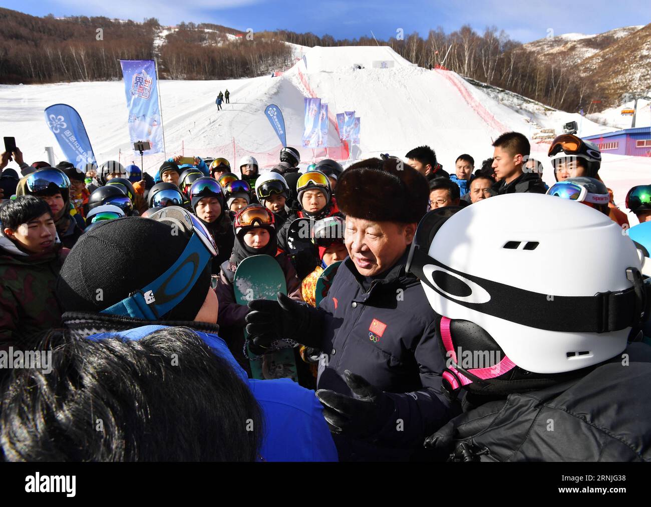 (170123) -- ZHANGJIAKOU, 23. Januar 2017 -- der chinesische Präsident Xi Jinping spricht mit den Athleten der nationalen Skiteams und den Skiliebhabern im Skigebiet Genting, während er die Vorbereitungsarbeiten für die Olympischen Winterspiele 2022 in Peking in der Stadt Zhangjiakou, Provinz Hebei, im Norden Chinas, am 23. Januar 2017 inspiziert. ) (lfj) CHINA-XI JINPING-2022 WINTER OLYMPICS-INSPECTION (CN) LixTao PUBLICATIONxNOTxINxCHN Zhangjiakou 23. Januar 2017 der chinesische Präsident Xi Jinping spricht mit Athleten DES Nationalen Skiteams und Skiliebhabern IM Skigebiet Genting, während er die Vorbereitungsarbeiten für die Olympischen Winterspiele 2022 in Peking in Zhangjiakou inspiziert Stockfoto