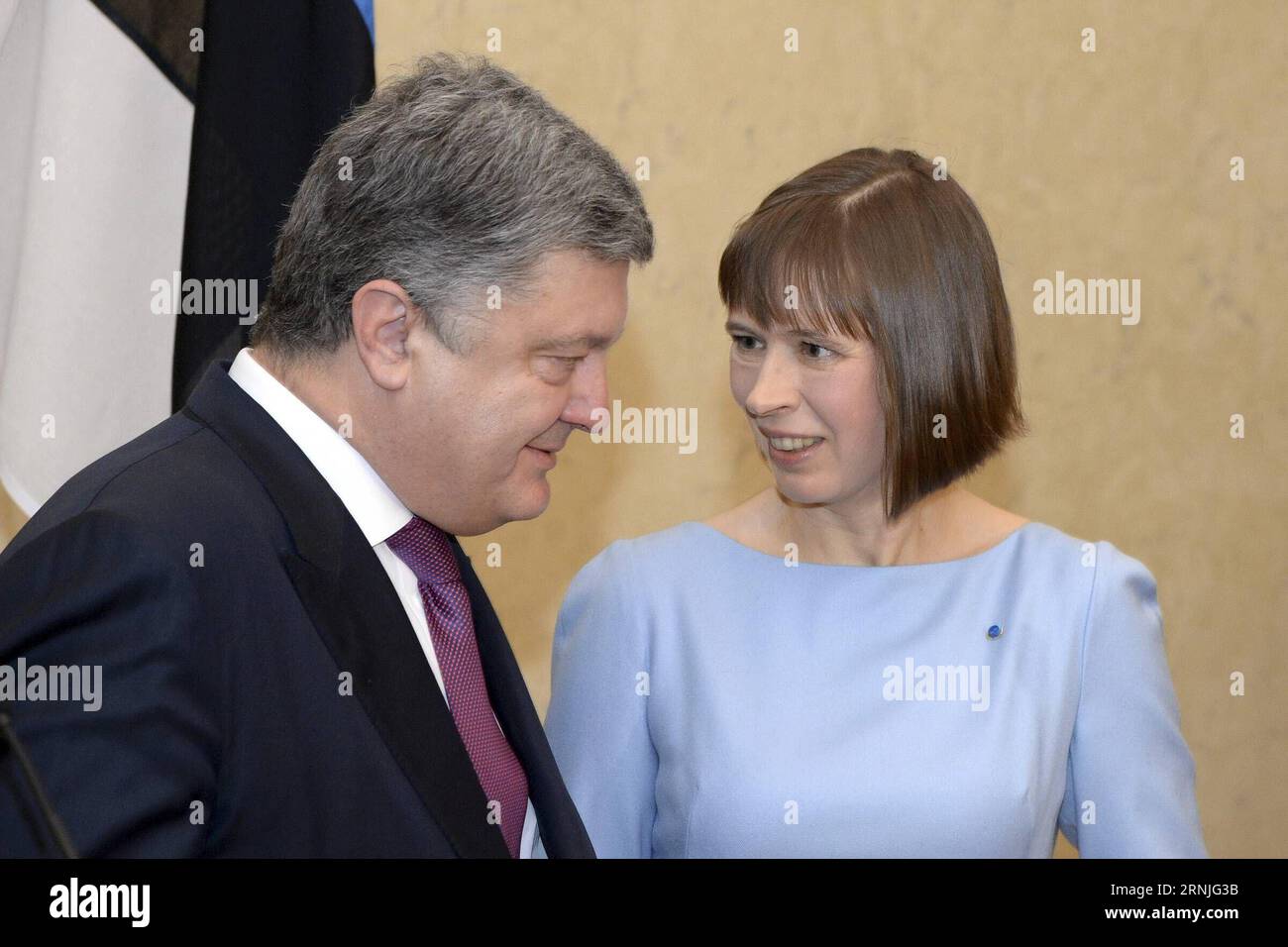 (170123) -- TALLINN, 23. Januar 2017 -- der ukrainische Präsident Petro Poroschenko (L) spricht mit dem estnischen Präsidenten Kersti kaljulaid auf einer gemeinsamen Pressekonferenz in Tallinn, der Hauptstadt Estlands, am 23. Januar 2017. Kersti Kaljulaid traf sich am Montag mit Petro Poroschenko über die bilateralen Beziehungen, die Lage in der Ostukraine und die Beziehungen zwischen der Ukraine und der Europäischen Union (EU). ) ESTLAND-TALLINN-UKRIANIAN PRÄSIDENT-BESUCH SergeixStepanov PUBLICATIONxNOTxINxCHN Tallinn 23. Januar 2017 Besuch des ukrainischen Präsidenten Petro Poroschenko l spricht mit dem estnischen Präsidenten Kersti AUF einer gemeinsamen Pressekonferenz Stockfoto