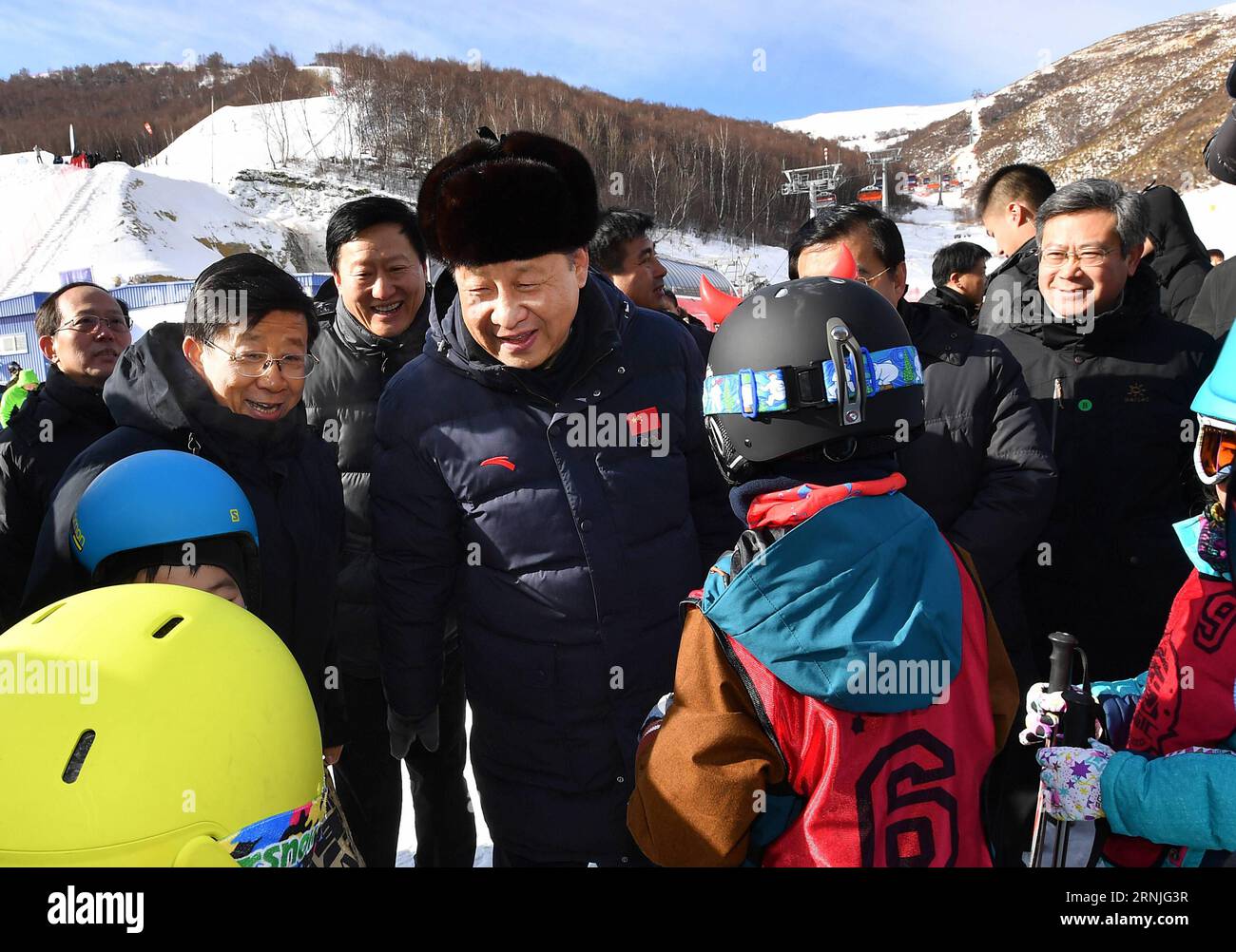 (170123) -- ZHANGJIAKOU, 23. Januar 2017 -- der chinesische Präsident Xi Jinping ermutigt Kinder, Ski-Wintercamps im Skigebiet Genting zu besuchen, während er die Vorbereitungsarbeiten für die Olympischen Winterspiele 2022 in Peking in der Stadt Zhangjiakou, Provinz Hebei, im Norden Chinas, am 23. Januar 2017 inspiziert. ) (lfj) CHINA-XI JINPING-2022 WINTEROLYMPISCHE INSPEKTION (CN) LixTao PUBLICATIONxNOTxINxCHN Zhangjiakou 23. Januar 2017 der chinesische Präsident Xi Jinping ermutigt Kinder, Skiwinterlager IM Skigebiet Genting zu besuchen, während er die Vorbereitungsarbeiten für die Olympischen Winterspiele 2022 in Peking in der Stadt Zhangjiakou, Nordchina S, inspiziert Stockfoto