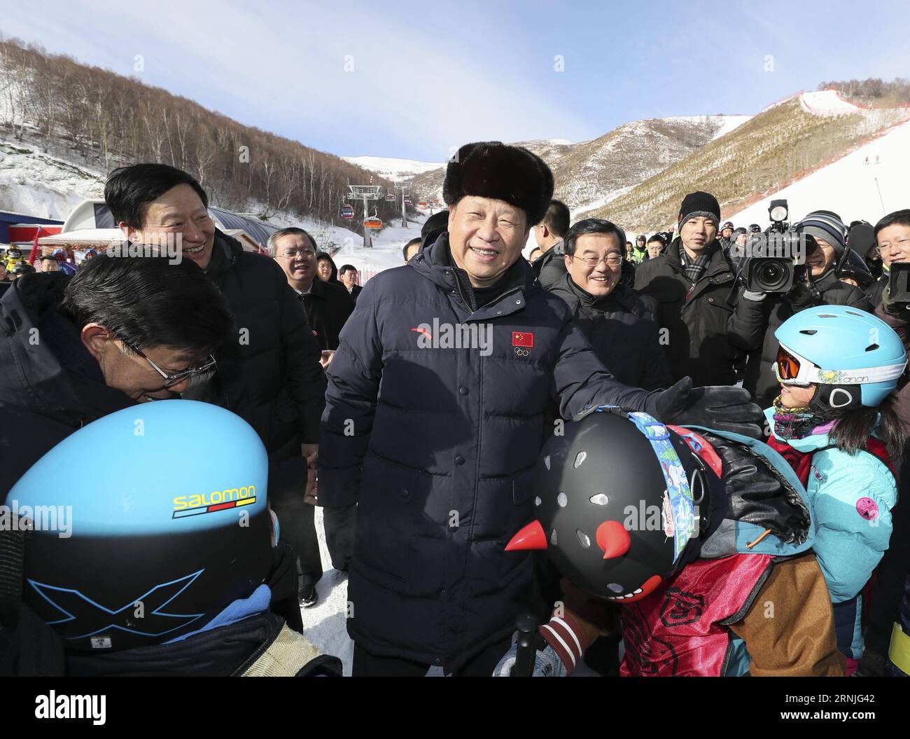 (170123) -- ZHANGJIAKOU, 23. Januar 2017 -- der chinesische Präsident Xi Jinping ermutigt Kinder, Ski-Wintercamps im Skigebiet Genting zu besuchen, während er die Vorbereitungsarbeiten für die Olympischen Winterspiele 2022 in Peking in der Stadt Zhangjiakou, Provinz Hebei, im Norden Chinas, am 23. Januar 2017 inspiziert. ) (lfj) CHINA-XI JINPING-2022 WINTER OLYMPICS-INSPECTION (CN) LanxHongguang PUBLICATIONxNOTxINxCHN Zhangjiakou 23. Januar 2017 der chinesische Präsident Xi Jinping ermutigt Kinder, Ski-Winterlager IM Skigebiet Genting zu besuchen, während er die Vorbereitungsarbeiten für die Olympischen Winterspiele 2022 in Peking in der Stadt Zhangjiakou IM Norden inspiziert Stockfoto