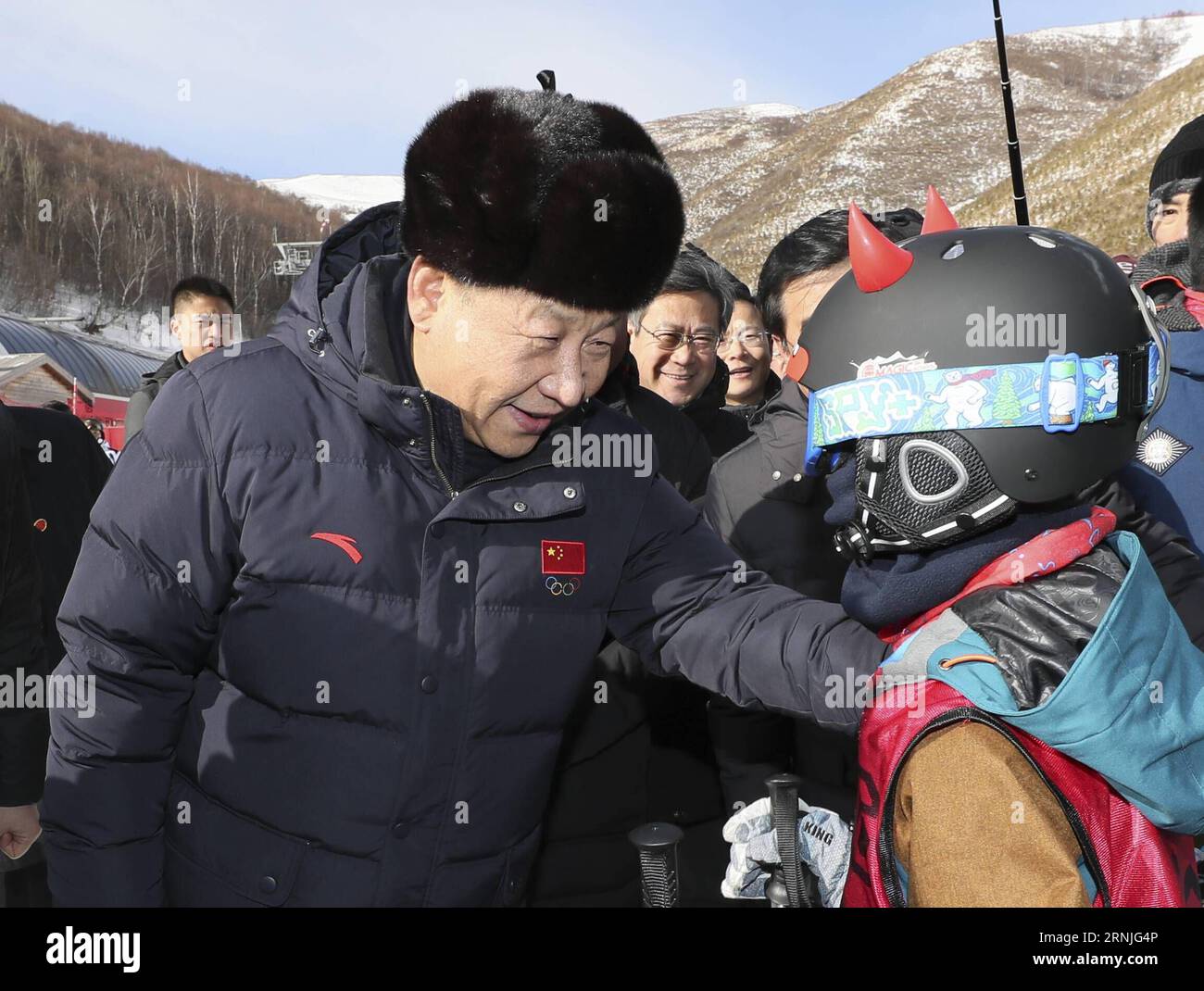 (170123) -- ZHANGJIAKOU, 23. Januar 2017 -- der chinesische Präsident Xi Jinping (L) ermutigt ein Kind, das Ski-Winter-Camp im Skigebiet Genting zu besuchen, während er die Vorbereitungsarbeiten für die Olympischen Winterspiele 2022 in Peking in der Stadt Zhangjiakou, Provinz Hebei in Nordchina, am 23. Januar 2017 inspiziert. ) (lfj) CHINA-XI JINPING-2022 WINTER OLYMPICS-INSPECTION (CN) LanxHongguang PUBLICATIONxNOTxINxCHN Zhangjiakou 23. Januar 2017 der chinesische Präsident Xi Jinping l ermutigt ein Kind, das Ski-Winter-Camp IM Skigebiet Genting besucht, während er die Vorbereitungsarbeiten für die Olympischen Winterspiele 2022 in Peking in der Stadt Zhangjiakou Nort inspiziert Stockfoto