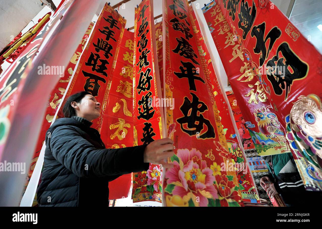 (170125) -- DEXING, 25. Januar 2017 -- Ein Kunde wählt Frühjahrs-Festival-Couplets auf einem Markt in der Stadt Dexing, ostchinesische Provinz Jiangxi, 25. Januar 2017. Das chinesische Frühlingsfest findet am 28. Januar dieses Jahres statt. ) (lfj) CHINA-SPRING FESTIVAL-VORBEREITUNG (CN) ZhuoxZhongwei PUBLICATIONxNOTxINxCHN Dexing Jan 25 2017 ein Kunde wählt Spring Festival Couplets AUF einem Markt in Dexing City Ostchina S Jiangxi Province Jan 25 2017 China S Spring Festival Falls AM 28. Januar dieses Jahr lfj China Spring Festival Vorbereitung CN ZhuoxZhongwei PUBLICATINxCHxCHN Stockfoto