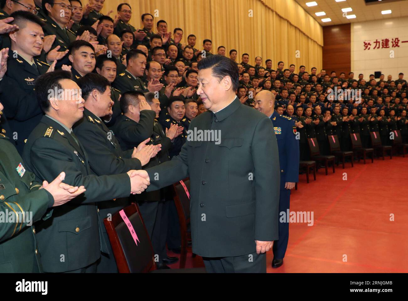 (170125) -- ZHANGJIAKOU, 25. Januar 2017 -- der chinesische Präsident Xi Jinping (R, Front), ebenfalls Generalsekretär des Zentralkomitees der Kommunistischen Partei Chinas (CPC) und Vorsitzender der Zentralen Militärkommission, schüttelt am 23. Januar 2017 die Hände mit hochrangigen Militärs, die in der Stadt Zhangjiakou, der nordchinesischen Provinz Hebei, stationiert sind. XI besuchte am Montag die 65. Armeegruppe, die in der nordchinesischen Provinz Hebei stationiert war. (Zyd) CHINA-HEBEI-XI JINPING-MILITARY-INSPECTION (CN) LixGang PUBLICATIONxNOTxINxCHN Zhangjiakou Jan 25 2017 chinesischer Präsident Xi Jinping r Front als Generalsekretär der KOM Stockfoto