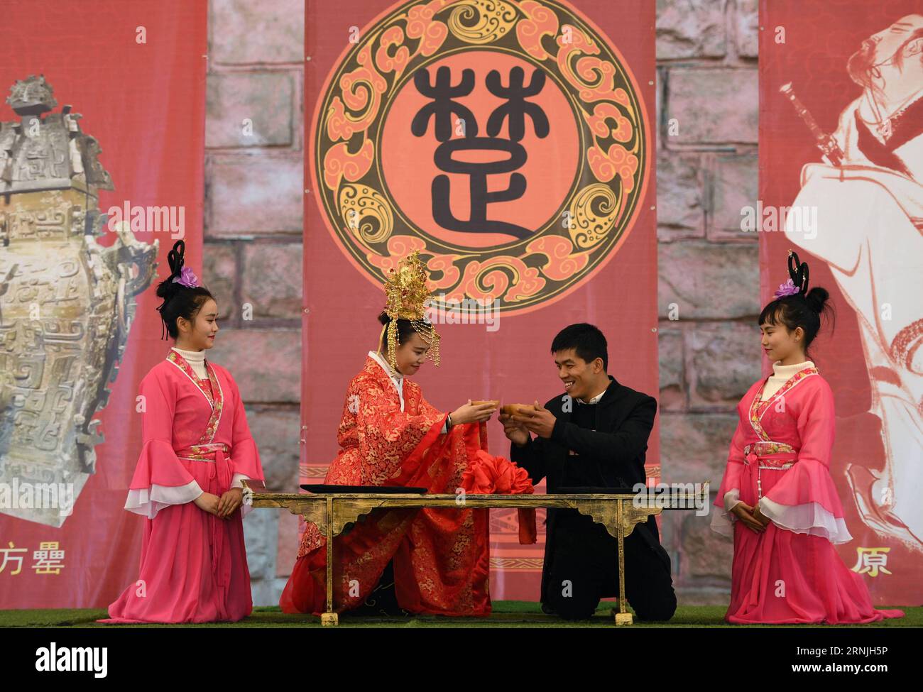 (170126) -- CHANGSHA, 26. Januar 2017 -- Schauspieler führen traditionelle Hochzeitsgewohnheiten auf einer Tempelmesse in der Stadt Changsha in der Provinz Hunan, 26. Januar 2017, auf. Der Festtempelmarkt begann am Donnerstag hier und wird bis zum 11. Februar dauern. ) (Lb) CHINA-HUNAN-CHANGSHA-FESTIVAL TEMPLE FAIR (CN) LixGa PUBLICATIONxNOTxINxCHN Changsha Jan 26 2017 Schauspieler führen traditionelle Hochzeit Custom AUF einer Tempelmesse in Changsha Stadt in Zentralchina S Hunan Provinz Januar 26 2017 AUF die Festival Temple Fair wurde Donnerstag hier begonnen und wird bis 11. Februar geladen LB China Hunan Changsha Festival Temple Fair CN LixGa PU Stockfoto