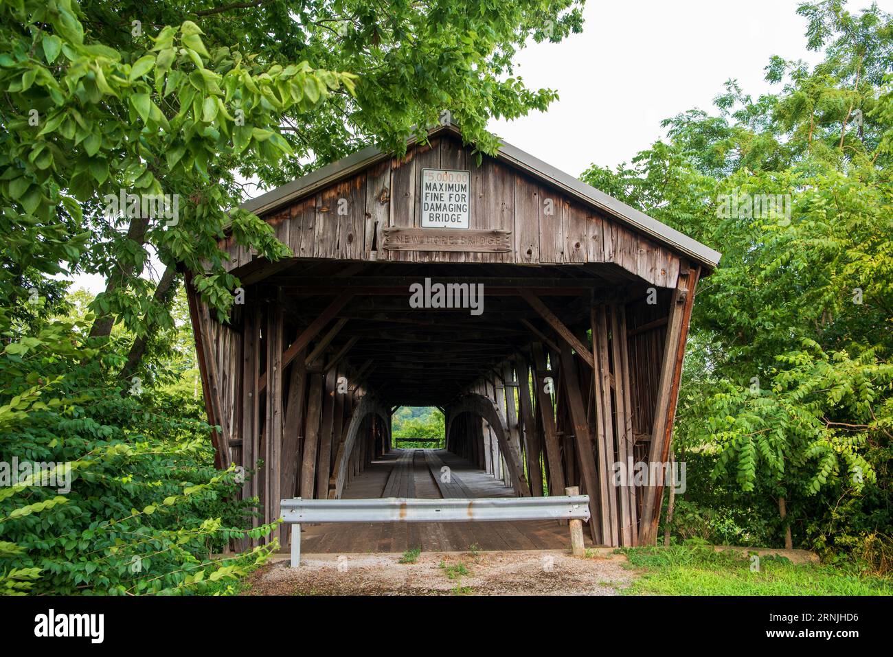 Brücke # 35-08-05 die 172 Meter lange New Hope Covered Bridge wurde 1878 von Josiah Bryant mit dem Howe-Fachwerk mit Bogen gebaut, um White OA zu überspannen Stockfoto