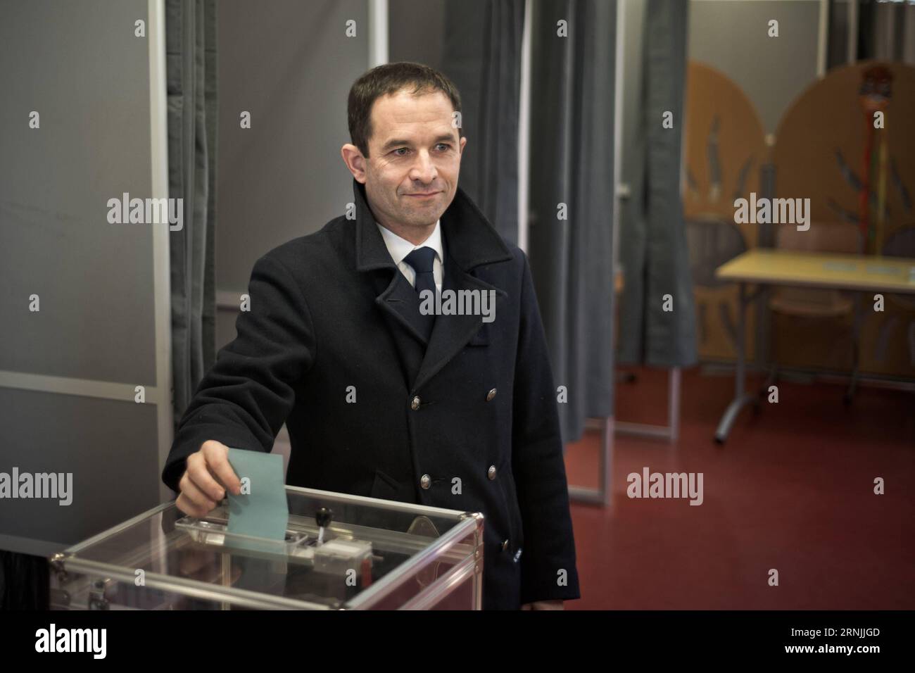 Benoit Hamon spielt seine Stimme in der zweiten Runde der linken Vorwahl am 29. Januar 2017 in einer Wahlstation in Trappes, Frankreich. Benoit Hamon, ehemaliger Bildungsminister und traditioneller Linker, wurde am Sonntag linker Kandidat für die bevorstehenden Präsidentschaftswahlen in Frankreich, nachdem er seinen Rivalen Manuel Valls im Stichkampf geschlagen hatte, Teilergebnisse zeigten sich. HubertxLechat PUBLICATIONxNOTxINxCHN Benoit Hamon spielt AM 29 2017. Januar IN einer französischen Wahlstation für Benoit Hamon seine Stimme während der zweiten Runde der linken Hauptwahlen Stockfoto