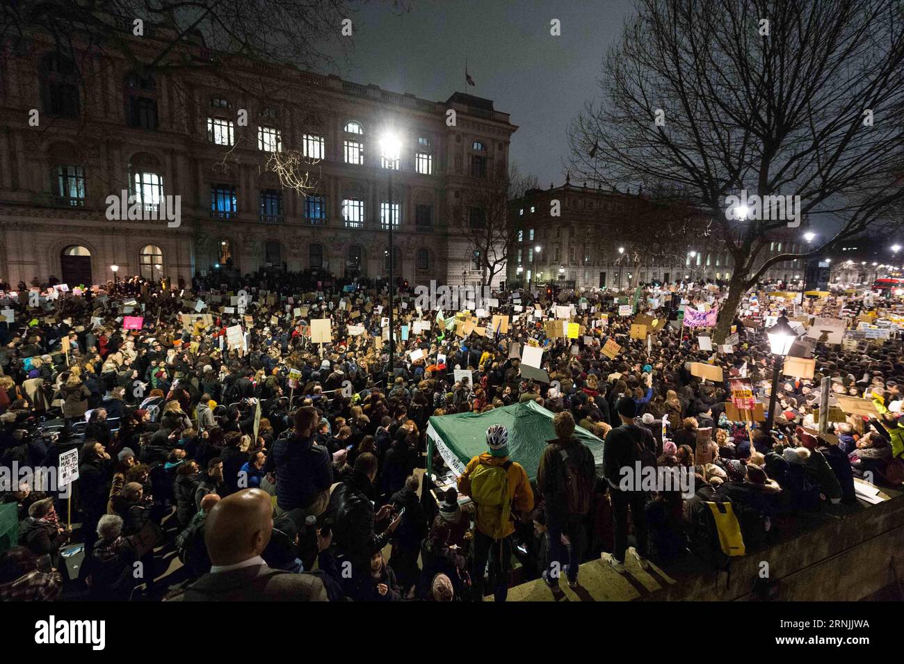 Themen der Woche Demonstranten versammeln sich vor der Downing Street in London, um gegen die Exekutive von US-Präsident Donald Trump zu protestieren, die am 30. Januar 2017 alle Flüchtlinge und sieben Bürger aus dem Mittleren Osten und Nordafrika vorübergehend von der Einreise in die Vereinigten Staaten ausgeschlossen hat. Der Demonstrator der Woche versammelt sich vor der Downing Street in London, Großbritannien, um gegen die US-Präsident Donald Trump S Executive Order zu protestieren, die alle Flüchtlinge und Bürger der Sieben Mideast- und Nordafrikanischen Länder vorübergehend von der Einreise in die Einheit verbietet Stockfoto