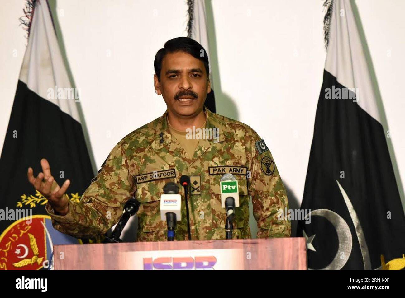 (170131) -- RAWALPINDI (PAKISTAN), 31. Januar 2017 -- Foto veröffentlicht von Pakistans Inter Services Public Relations () am 31. Januar 2017 zeigt den Sprecher der pakistanischen Armee, Generalmajor Asif Ghafoor, spricht mit den Medien in Rawalpindi, Pakistan. Die pakistanische Armee sagte am Dienstag, dass das Land nicht an Terroranschlägen im benachbarten Afghanistan beteiligt ist. PAKISTAN-RAWALPINDI-AFGHANISTAN-VIOLENCE ISPR PUBLICATIONxNOTxINxCHN Rawalpindi Pakistan Jan 31 2017 Foto veröffentlicht von Pakistan S Inter Services Public Relations AM Januar 31 2017 zeigt Sprecher der pakistanischen Armee Major General Asif Ghafoor spricht mit Medien in Rawal Stockfoto