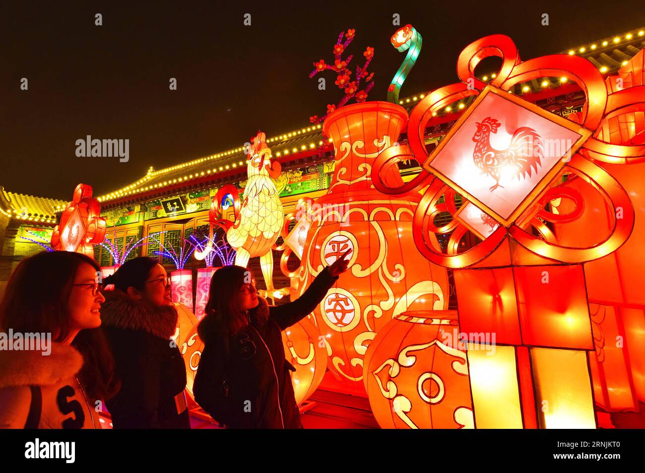 (170203) -- DINGZHOU, 3. Februar 2017 -- Touristen besuchen eine Laternenmesse während des chinesischen Neujahrsfestes in der Stadt Dingzhou, nordchinesische Provinz Hebei, 31. Januar 2017. Die chinesische Tourismusbranche erzielte während des Neujahrsfestes in der Lunar einen Umsatz von 423,3 Milliarden Yuan (61,7 Milliarden US-Dollar). Das Volumen war laut Berechnungen der chinesischen National Tourism Administration um 15,9 Prozent gegenüber dem Vorjahr gestiegen. Während des siebentägigen Urlaubs, der am Donnerstag endet, wurden rund 344 Millionen Besucherreisen unternommen, das sind 13,8 Prozent mehr als im Vorjahreszeitraum. ) (WF) CHINA-LUNAR NEW YEAR-H Stockfoto