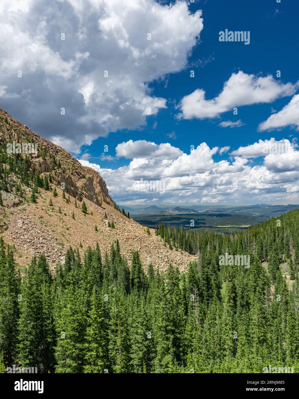 Pikes Peak Colorado Springs - Blick von der Straße / Straße auf Wolken Felsen und Landschaft des Pike's Peak State Park Rocky Mountains USA im Sommer Stockfoto