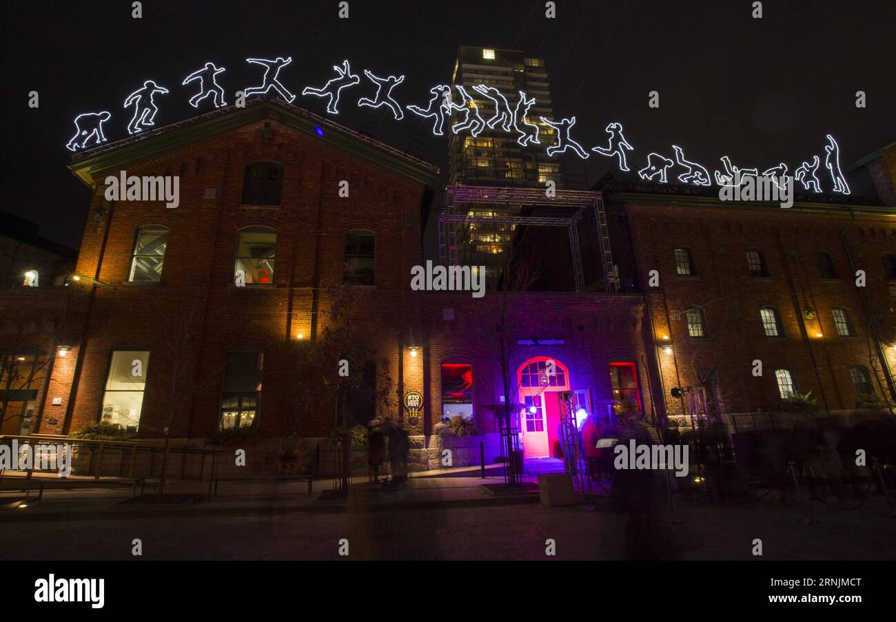 (170205) -- TORONTO, 4. Februar 2017 -- Leute besuchen die Lichtkunstinstallation Run Beyond während des Toronto Light Festivals 2017 in Toronto, Kanada, 4. Februar 2017. ) (Sxk) CANADA-TORONTO-LIGHT FESTIVAL ZouxZheng PUBLICATIONxNOTxINxCHN Toronto 4. Februar 2017 Prominente besuchen das Light Art Installation Run BEYOND während des Toronto Light Festivals 2017 in Toronto Kanada 4. Februar 2017 sxk Canada Toronto Light Festival ZouxZheng PUBLICATIONxNOTxINxCHN Stockfoto (170205) -- TORONTO, 4. Februar 2017 -- Leute besuchen die Lichtkunstinstallation Run Beyond während des Toronto Light Festivals 2017 in Toronto, Kanada, 4. Februar 2017. ) (Sxk) CANADA-TORONTO-LIGHT FESTIVAL ZouxZheng PUBLICATIONxNOTxINxCHN Toronto 4. Februar 2017 Prominente besuchen das Light Art Installation Run BEYOND während des Toronto Light Festivals 2017 in Toronto Kanada 4. Februar 2017 sxk Canada Toronto Light Festival ZouxZheng PUBLICATIONxNOTxINxCHN Stockfoto