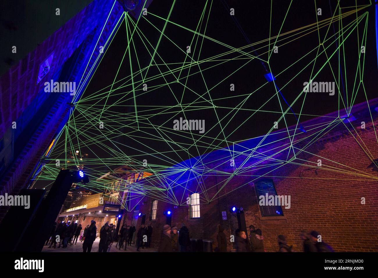 (170205) -- TORONTO, 4. Februar 2017 -- Leute besuchen die Lichtkunstinstallation Our House während des Toronto Light Festivals 2017 in Toronto, Kanada, 4. Februar 2017. ) (Sxk) CANADA-TORONTO-LIGHT FESTIVAL ZouxZheng PUBLICATIONxNOTxINxCHN Toronto 4. Februar 2017 Prominente besuchen die Light Art Installation Our House während des Toronto Light Festival 2017 in Toronto Kanada 4. Februar 2017 sxk Canada Toronto Light Festival ZouxZheng PUBLICATIONxNOTxINxCHN Stockfoto (170205) -- TORONTO, 4. Februar 2017 -- Leute besuchen die Lichtkunstinstallation Our House während des Toronto Light Festivals 2017 in Toronto, Kanada, 4. Februar 2017. ) (Sxk) CANADA-TORONTO-LIGHT FESTIVAL ZouxZheng PUBLICATIONxNOTxINxCHN Toronto 4. Februar 2017 Prominente besuchen die Light Art Installation Our House während des Toronto Light Festival 2017 in Toronto Kanada 4. Februar 2017 sxk Canada Toronto Light Festival ZouxZheng PUBLICATIONxNOTxINxCHN Stockfoto