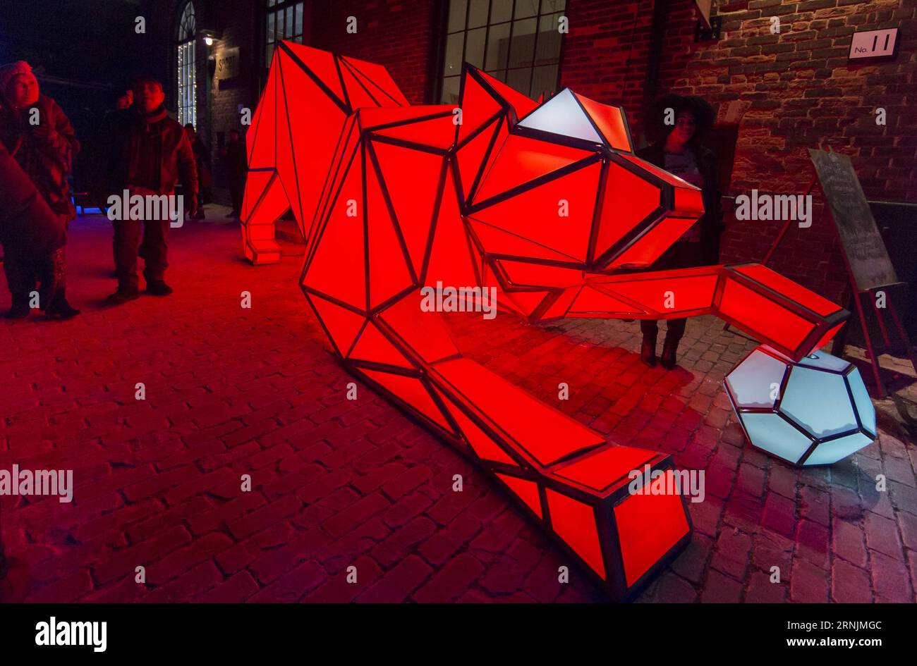 (170205) -- TORONTO, 4. Februar 2017 -- Menschen besuchen die Lichtkunstinstallation Digital Origami Tigers während des Toronto Light Festivals 2017 in Toronto, Kanada, 4. Februar 2017. ) (Sxk) CANADA-TORONTO-LIGHT FESTIVAL ZouxZheng PUBLICATIONxNOTxINxCHN Toronto 4. Februar 2017 Prominente besuchen die Light Art Installation Digital Origami Tigers während des Toronto Light Festivals 2017 in Toronto Kanada 4. Februar 2017 sxk Canada Toronto Light Festival ZouxZheng PUBLICATIONxNOTxINxCHN Stockfoto (170205) -- TORONTO, 4. Februar 2017 -- Menschen besuchen die Lichtkunstinstallation Digital Origami Tigers während des Toronto Light Festivals 2017 in Toronto, Kanada, 4. Februar 2017. ) (Sxk) CANADA-TORONTO-LIGHT FESTIVAL ZouxZheng PUBLICATIONxNOTxINxCHN Toronto 4. Februar 2017 Prominente besuchen die Light Art Installation Digital Origami Tigers während des Toronto Light Festivals 2017 in Toronto Kanada 4. Februar 2017 sxk Canada Toronto Light Festival ZouxZheng PUBLICATIONxNOTxINxCHN Stockfoto
