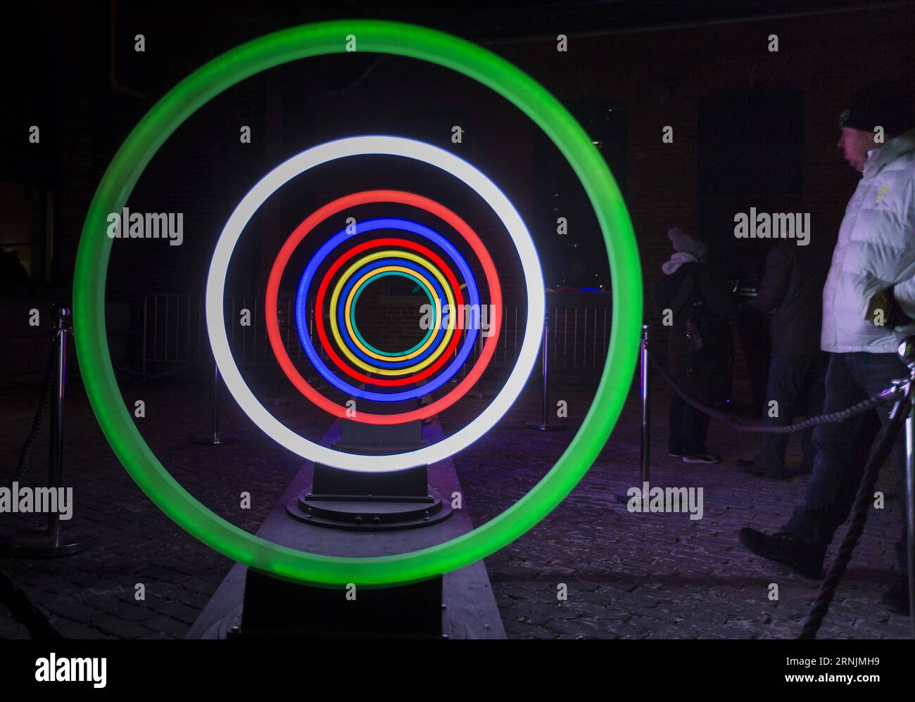 (170205) -- TORONTO, 4. Februar 2017 -- Leute besuchen die Lichtkunst-Installation Bands of Friendship während des Toronto Light Festivals 2017 in Toronto, Kanada, 4. Februar 2017. ) (Sxk) CANADA-TORONTO-LIGHT FESTIVAL ZouxZheng PUBLICATIONxNOTxINxCHN Toronto 4. Februar 2017 Prominente besuchen die Light Art Installation Bands of Friendship während des Toronto Light Festivals 2017 in Toronto Kanada 4. Februar 2017 sxk Canada Toronto Light Festival ZouxZheng PUBLICATIONxNOTxINxCHN Stockfoto (170205) -- TORONTO, 4. Februar 2017 -- Leute besuchen die Lichtkunst-Installation Bands of Friendship während des Toronto Light Festivals 2017 in Toronto, Kanada, 4. Februar 2017. ) (Sxk) CANADA-TORONTO-LIGHT FESTIVAL ZouxZheng PUBLICATIONxNOTxINxCHN Toronto 4. Februar 2017 Prominente besuchen die Light Art Installation Bands of Friendship während des Toronto Light Festivals 2017 in Toronto Kanada 4. Februar 2017 sxk Canada Toronto Light Festival ZouxZheng PUBLICATIONxNOTxINxCHN Stockfoto