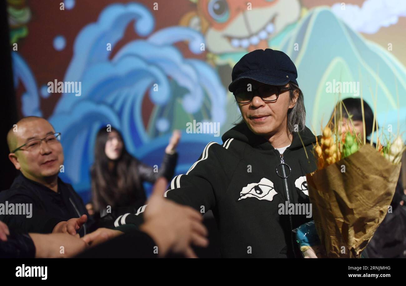 (170205) -- HANGZHOU, 4. Februar 2017 -- Hong Kong Comedian Stephen Chow trifft Fans und fördert den Film Journey to the West: The Demons Strike Back in Hangzhou, Hauptstadt der ostchinesischen Provinz Zhejiang, 4. Februar 2017. Der Film, produziert von Stephen Chow und unter der Regie von Hark Tsui, nahm 1,153 Milliarden Yuan (168 Millionen US-Dollar) während des siebentägigen Neujahrsfestes am Mond, was die Feiertagskasse überstieg. ) (Ry) CHINA-HANGZHOU-STEPHEN CHOW-MOVIE (CN) LongxWei PUBLICATIONxNOTxINxCHN Hangzhou 4. Februar 2017 Hong Kong Comedian Stephen Chow trifft Unterstützer und fördert die Filmreise in den WESTEN Stockfoto