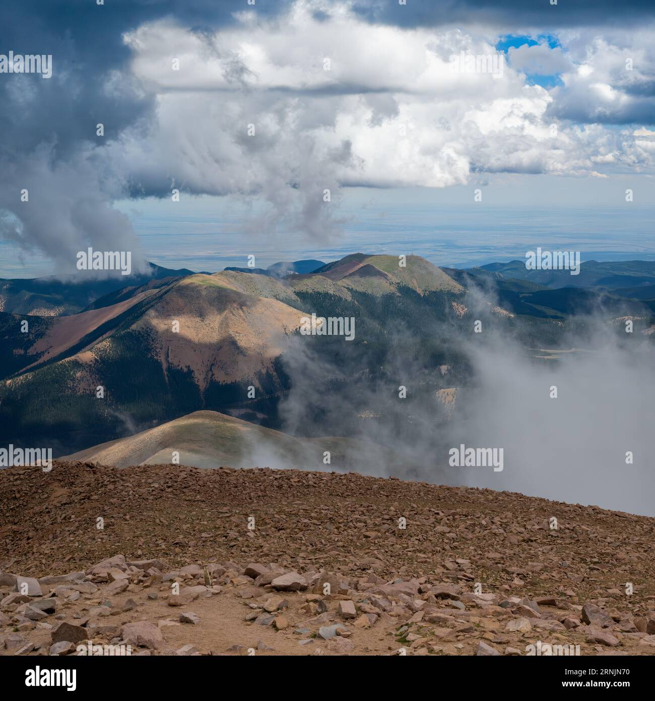 Pikes Peak Colorado Springs – Blick auf den Gipfel der Wolken, Felsen und Landschaft/Landschaften des Pike's Peak State Park Rocky Mountains USA im Sommer Stockfoto