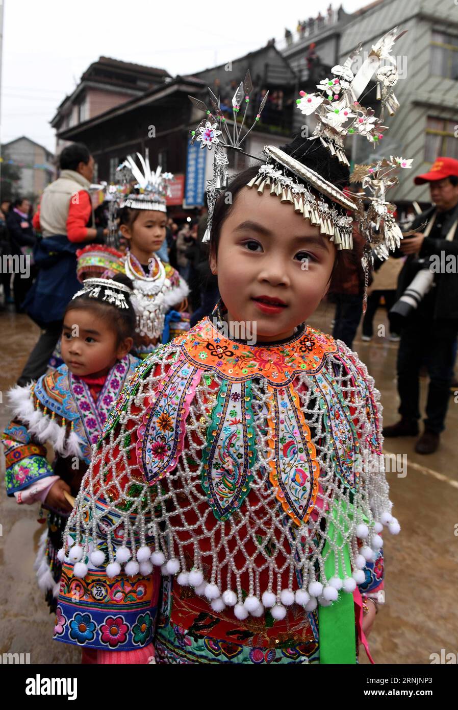 (170207) -- RONGSHUI, 7. Februar 2017 -- Kinder nehmen an einem Treffen Teil, um die Freundschaft zu stärken und das Frühlingsfest oder das chinesische Mondneujahr im Dorf Lindong im autonomen Kreis Rongshui Miao, südchinesische Autonome Region Guangxi Zhuang, 7. Februar 2017, zu feiern. ) (Lb) CHINA-GUANGXI-RONGSHUI-CHINESE LUNAR NEW YEAR (CN) ZhangxAilin PUBLICATIONxNOTxINxCHN Rongshui 7. Februar 2017 Kinder nehmen an einem Treffen Teil, um die Freundschaft zu stärken und das Frühlingsfest oder das chinesische Mondneujahr IM Dorf Lindong in Rongshui Miao Autonomous County South China S Guangxi ZH zu feiern Stockfoto