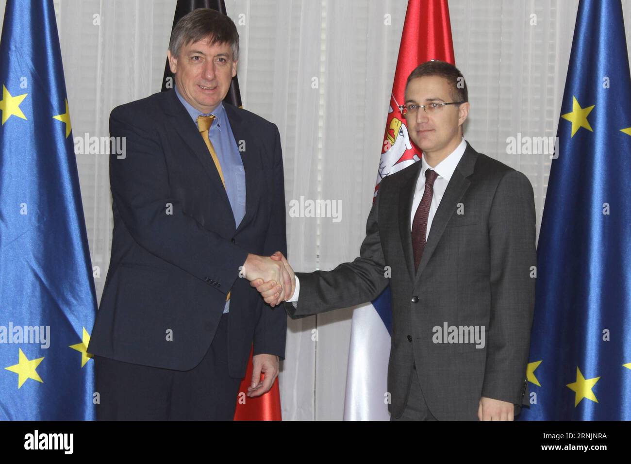 (170207) -- BELGRAD, 7. Februar 2017 -- der serbische Innenminister Nebojsa Stefanovic (R) schüttelt am 7. Februar 2017 im serbischen Palast in Belgrad mit seinem belgischen Amtskollegen Jan Jambon die Hand. Jambon und Stefanovic trafen sich hier und unterzeichneten ein Abkommen über polizeiliche Zusammenarbeit zwischen Serbien und Belgien, in dem ihre Zusammenarbeit bei der Bekämpfung terroristischer Bedrohungen und dem Austausch von Informationen über die organisierte Kriminalität festgelegt ist. )(gl) SERBIEN-BELGRAD-BELGIEN-POLIZEILICHE ZUSAMMENARBEIT NemanjaxCabric PUBLICATIONxNOTxINxCHN Belgrad 7. Februar 2017 die serbischen Innenminister Nebojsa Stefanovic gibt sich die Hand mit seinem Belgien Stockfoto