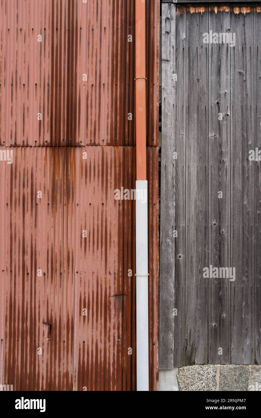 Braune Metallwand und graue Holzpaneelwand in der Altstadt von Imaicho in Nara, Japan Stockfoto