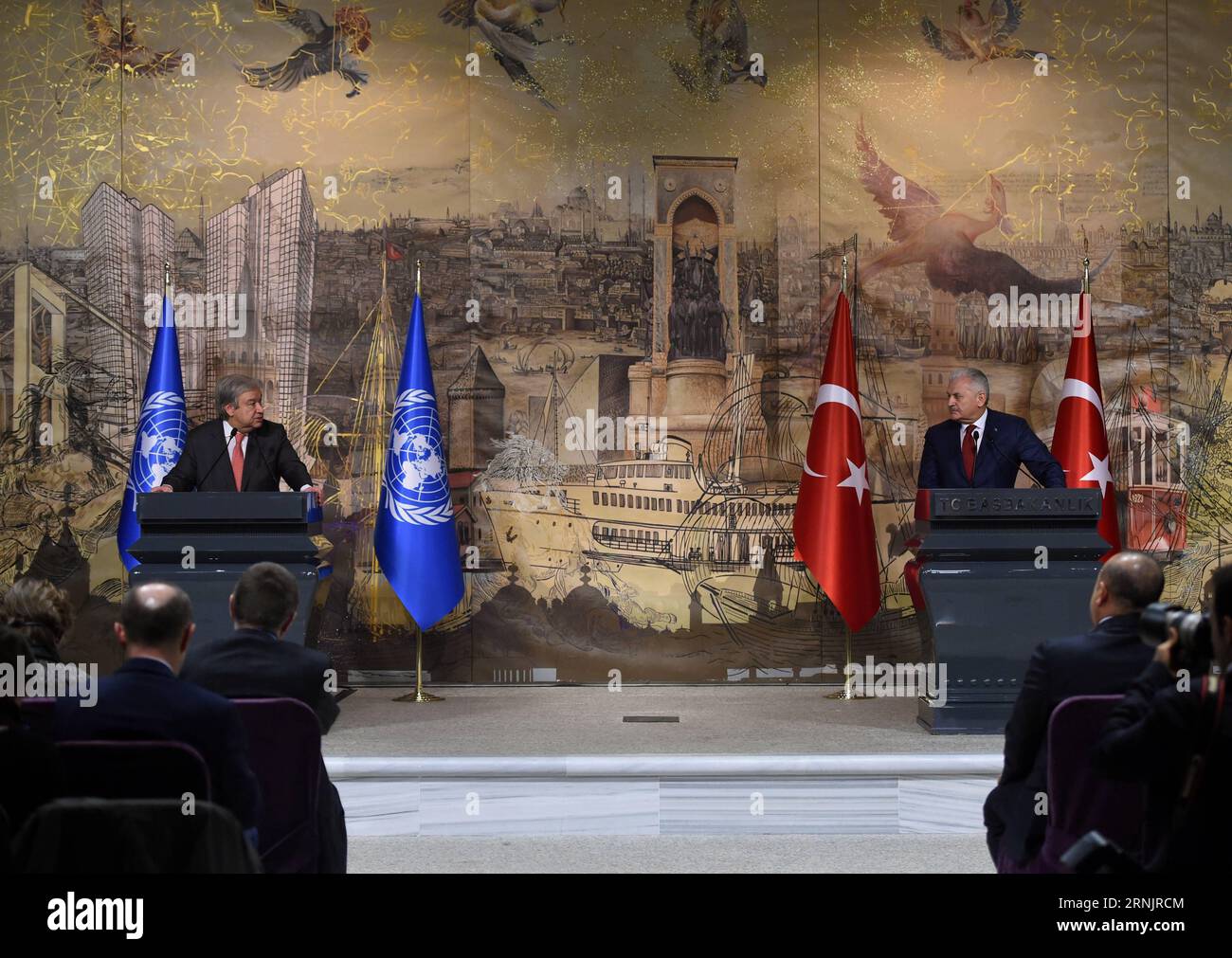 (170210) -- ISTANBUL, 10. Februar 2017 -- UN-Generalsekretär Antonio Guterres (L) und der türkische Premierminister Binali Yildirim nehmen am 10. Februar 2017 an einer Pressekonferenz in Istanbul, Türkei, Teil. Der türkische Premierminister Binali Yildirim und der UN-Generalsekretär Antonio Guterres äußerten am Freitag ihren Optimismus für eine bahnbrechende Lösung der Zypernfrage in naher Zukunft, die beide Gemeinschaften zufriedenstellen würde. ) TÜRKEI-ISTANBUL-UN-GUTERRES-ZYPERN-AUSGABE HexCanling PUBLICATIONxNOTxINxCHN 170210 Istanbul 10. Februar 2017 UN-Generalsekretär Antonio Guterres l und der türkische Premierminister Binali Yildirim Stockfoto