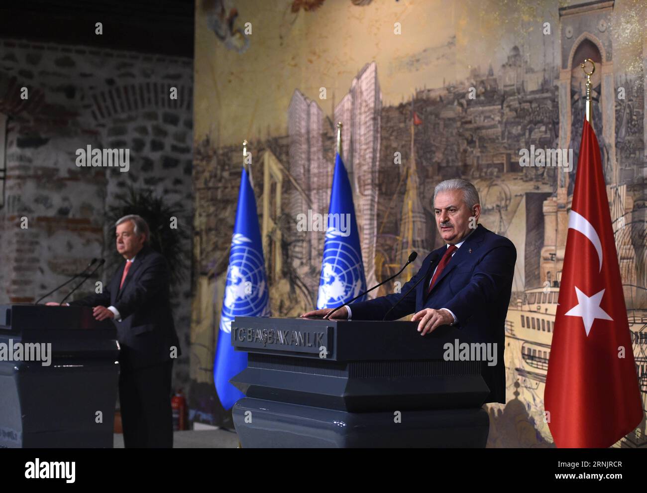 (170210) -- ISTANBUL, 10. Februar 2017 -- der türkische Premierminister Binali Yildirim (R) hält eine Rede auf einer Pressekonferenz mit UN-Generalsekretär Antonio Guterres in Istanbul, Türkei, am 10. Februar 2017. Der türkische Premierminister Binali Yildirim und der UN-Generalsekretär Antonio Guterres äußerten am Freitag ihren Optimismus für eine bahnbrechende Lösung der Zypernfrage in naher Zukunft, die beide Gemeinschaften zufriedenstellen würde. ) TÜRKEI-ISTANBUL-UN-GUTERRES-ZYPERN-AUSGABE HexCanling PUBLICATIONxNOTxINxCHN 170210 Istanbul 10. Februar 2017 die türkischen Premierminister Binali Yildirim r halten eine Rede AUF einer Prär Stockfoto