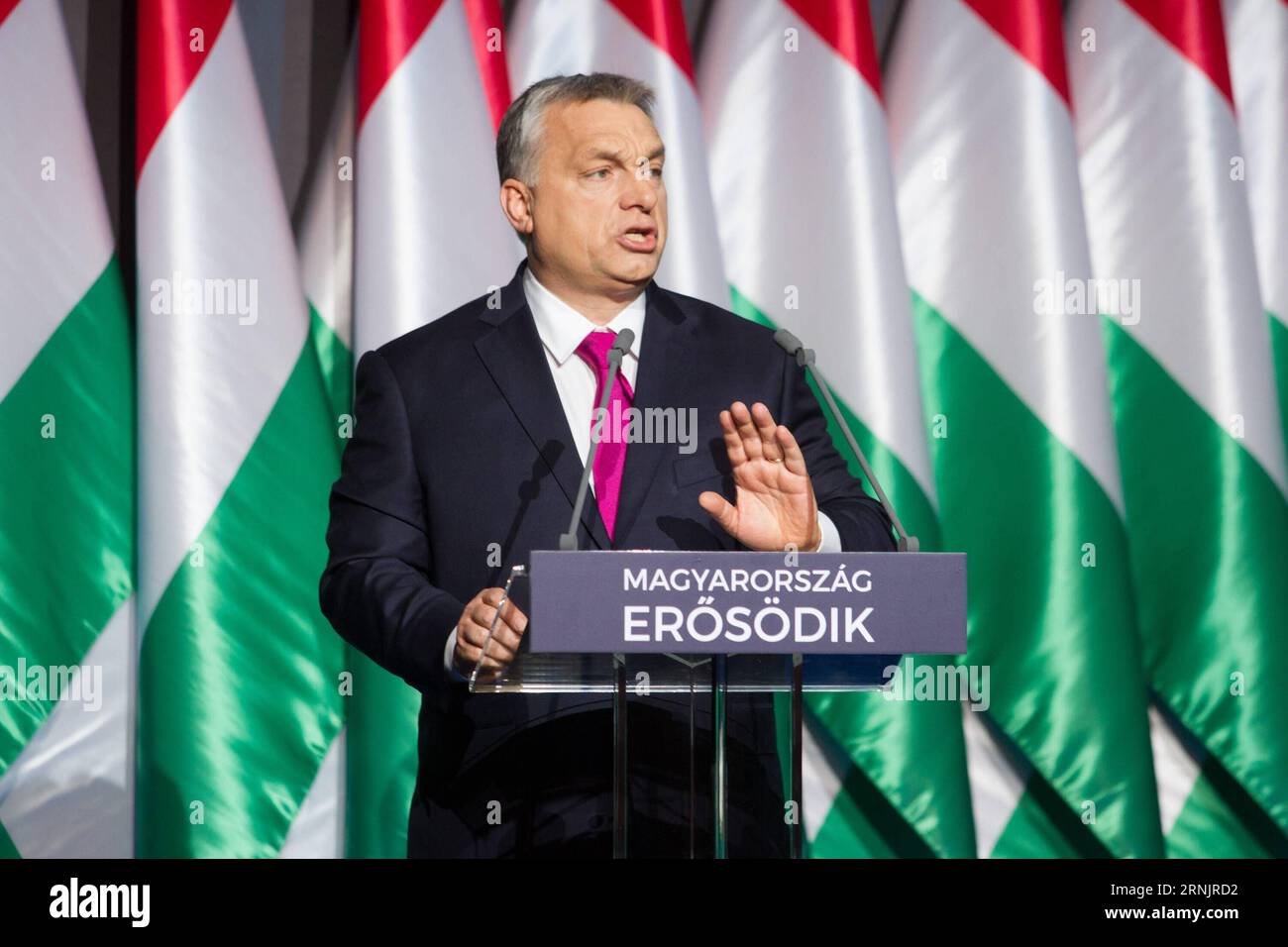 (170210) -- BUDAPEST, 10. Februar 2017 -- der ungarische Premierminister Viktor Orban legt am 10. Februar 2017 in Budapest, Ungarn, einen Bericht zur Lage der Nation vor. Viktor Orban befürwortete am Freitag erneut eine nationalistische Politik und behauptete, dass Globalismus und politische Korrektheit sowohl in West- als auch in Osteuropa auf dem Weg nach draußen seien. Orban gab die Erklärung ab, als er sich in einem State-of-the-Nation-Bericht an die Ungarn wandte, der das vergangene Jahr analysierte und die unmittelbare Zukunft darlegte. UNGARN-BUDAPEST-PM-REPORT-STATE OF THE NATION SzilardxVoros PUBLICATIONxNOTxINxCHN 170210 Budapest 10. Februar 2017 Ungarische PR Stockfoto