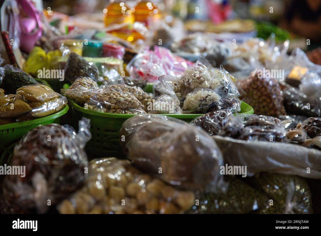 Verschiedene Bohnen und Gewürze auf einem Markt Stockfoto