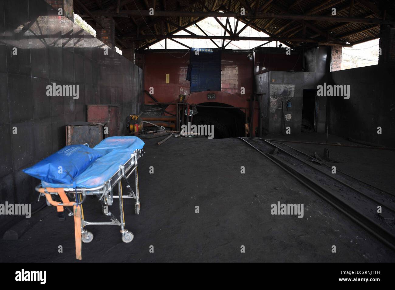 (170214) -- LIANYUAN, 14. Februar 2017 -- der Eingang der Kohlengrube Zubao, in der eine Explosion stattfand, ist in der Stadt Lianyuan, Provinz Hunan in Zentralchina, 14. Februar 2017 zu sehen. Mindestens acht Menschen wurden nach dem Angriff der Explosion auf die Kohlemine um 1:37 Uhr tot bestätigt, sagten die lokalen Behörden am Dienstag. ) (zhs) CHINA-HUNAN-COAL MINE-BLAST (CN) LixGa PUBLICATIONxNOTxINxCHN 170214 Lian Yuan 14. Februar 2017 der Eingang der Kohlemine, in der eine Explosion stattfand, IST Seen in der Stadt Lian Yuan IN Zentralchina S Hunan Provinz 14. Februar 2017 mindestens acht PROMINENTE wurden nach dem Schlag der KOHLEMINE AT tot bestätigt 1 37 Stockfoto