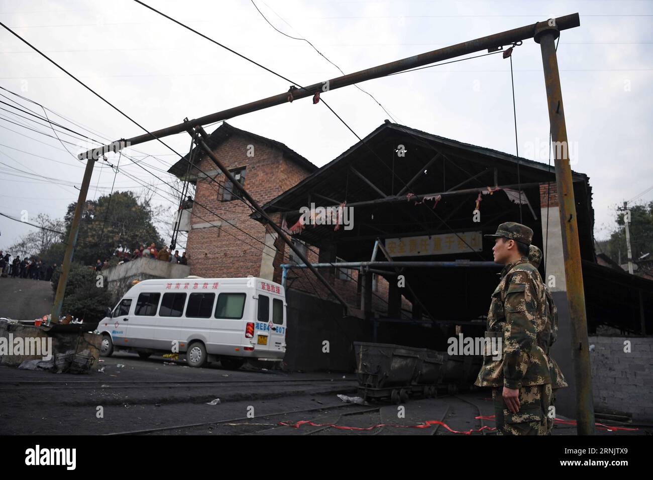 (170214) -- LIANYUAN, 14. Februar 2017 -- die Kohlengrube Zubao, in der eine Explosion stattfand, wird in der Stadt Lianyuan, Provinz Hunan in Zentralchina, 14. Februar 2017 gesehen. Neun Menschen wurden bei einer Explosion in der Kohlemine Zubao in der Stadt Lianyuan in Hunan am Dienstag getötet. (Zkr) CHINA-HUNAN-COAL MINE-BLAST-AFTERMATH (CN) LixGa PUBLICATIONxNOTxINxCHN 170214 Lian Yuan 14. Februar 2017 die Kohlemine, in DER eine Explosion stattfand, sind Seen in DER Stadt Lian Yuan Zentralchina S Hunan Provinz 14. Februar 2017 neun Prominente wurden bei der Explosion in der Kohlemine in der Stadt Lian Yuan Hunan GETÖTET AM Dienstag CCR China Hunan Coal M Stockfoto