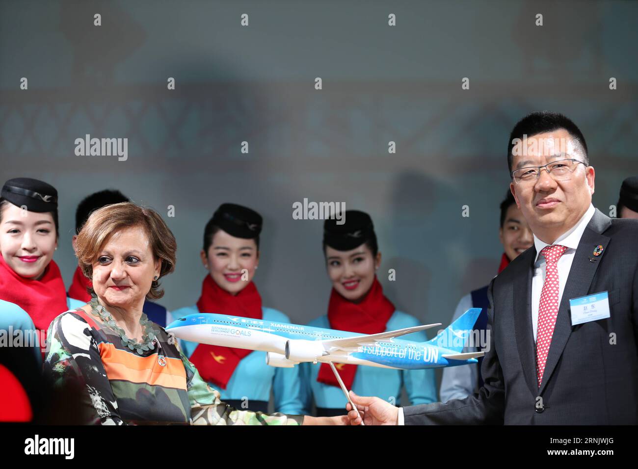 DIE VEREINTEN NATIONEN, der Präsident der chinesischen Xiamen Airlines Zhao Dong (R, Front), stellt dem UN-Untergeneralsekretär Cristina Gallach (L, Front) am 15. Februar 2017 im UN-Hauptquartier in New York ein Modellflugzeug von Xiamen Airlines vor, das mit Zielen für nachhaltige Entwicklung bemalt ist. Chinas Xiamen Airlines unterzeichnete am Mittwoch ein Kooperationsabkommen mit den Vereinten Nationen, um eine Reihe globaler Ziele für eine nachhaltige Entwicklung zu fördern. ) (zy) UN-XIAMEN AIRLINES-SUSTAINABLE DEVELOPMENT-PROMOTION ShixXiaomeng PUBLICATIONxNOTxINxCHN der Präsident der Vereinten Nationen von China S Xiamen Airlines Zhao Dong r Front präsentiert ein Xi Stockfoto