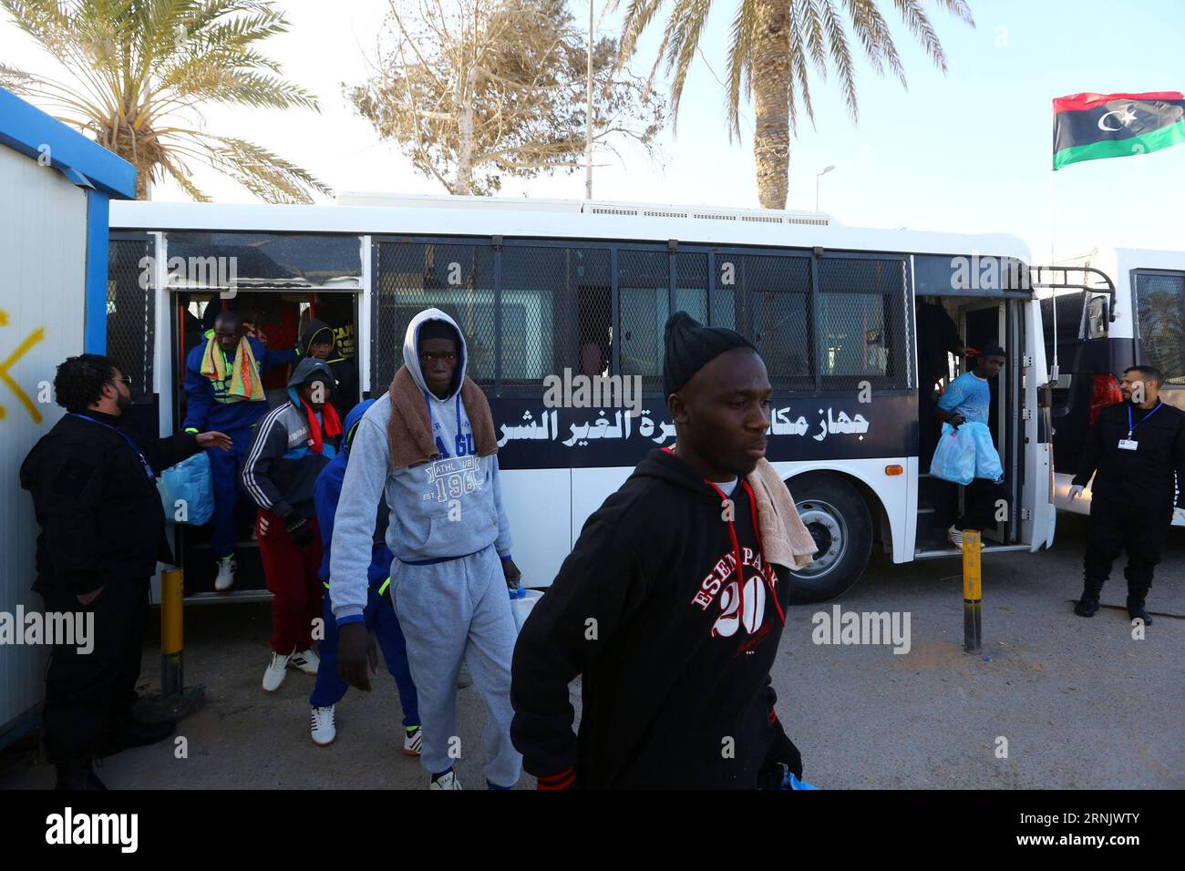 (170216) -- TRIPOLI, 16. Februar 2017 -- senegalesische Einwanderer betreten den internationalen Flughafen Mitiga, bevor sie am 16. Februar 2017 in Tripoli, der Hauptstadt Libyens, deportiert werden. Rund 170 senegalesische Migranten, die nach illegaler Einreise in Libyen in einem Internierungslager in Tripolis festgehalten wurden, wurden am Donnerstag per Flugzeug deportiert. Die von den Vereinten Nationen unterstützte Regierung Libyens sagte am Montag, dass die kürzlich zwischen Libyen und Italien unterzeichnete Vereinbarung keine Neuansiedlung illegaler Einwanderer in Libyen vorsieht. Im Rahmen des Abkommens werden illegale Einwanderer in ihre Heimatländer zurückgebracht, nachdem die notwendige medizinische Versorgung bereitgestellt wurde, Sai Stockfoto
