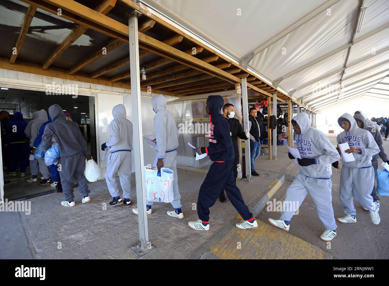 (170216) -- TRIPOLI, 16. Februar 2017 -- senegalesische Einwanderer betreten den internationalen Flughafen Mitiga, bevor sie am 16. Februar 2017 in Tripoli, der Hauptstadt Libyens, deportiert werden. Rund 170 senegalesische Migranten, die nach illegaler Einreise in Libyen in einem Internierungslager in Tripolis festgehalten wurden, wurden am Donnerstag per Flugzeug deportiert. Die von den Vereinten Nationen unterstützte Regierung Libyens sagte am Montag, dass die kürzlich zwischen Libyen und Italien unterzeichnete Vereinbarung keine Neuansiedlung illegaler Einwanderer in Libyen vorsieht. Im Rahmen des Abkommens werden illegale Einwanderer in ihre Heimatländer zurückgebracht, nachdem die notwendige medizinische Versorgung bereitgestellt wurde, Sai Stockfoto