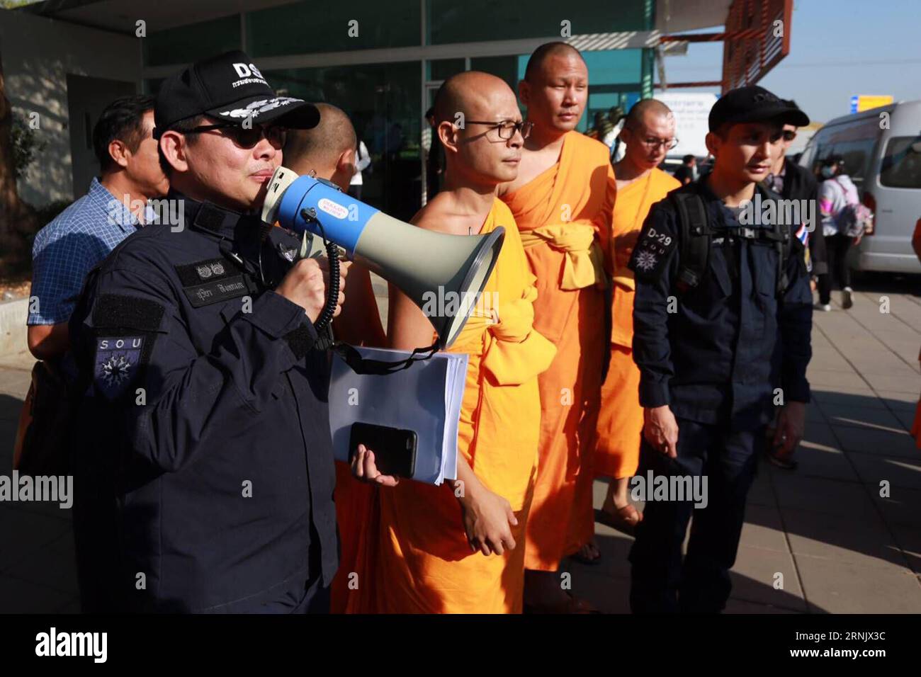 (170217) -- PATHUM THANI, 17. Februar 2017 -- Mitglieder des thailändischen Department of Special Investigation (DSI) suchen nach Phra Dhammajayo im Wat Dhammakaya Tempel in der Provinz Pathum Thani, Thailand, 17. Februar 2017. Laut den lokalen Medien hatten die Ermittler Phra Dhammajayo, den ehemaligen Abt des Wat Dhammakaya-Tempels, der wegen Geldwäsche angeklagt wurde, bei ihrer zweiten Durchsuchung im Tempelkomplex am Freitag nicht gefunden. ) (Zhf) THAILAND-PATHUM THANI-WAT DHAMMAKAYA-ABT-UNTERSUCHUNG RachenxSageamsak PUBLICATIONxNOTxINxCHN Pathum Thani 17. Februar 2017 Mitglieder des thailändischen Landes S Stockfoto