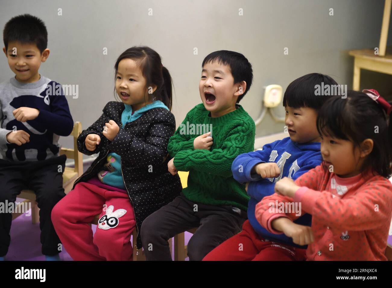 Kinder spielen Spiele in einem gemeinsamen Klassenzimmer in der unterirdischen Digua-Gemeinschaft im Gebäude 19 von Anyuanbeili im Bezirk Chaoyang von Peking, Hauptstadt von China, 16. Februar 2017. Die Digua Community, Chinese for Sweet Potato Community, ist ein Renovierungsprodukt von Kellerwohnungen des chinesischen Künstlers Zhou Zishu. Der ehemalige schäbige und sonnenlose unterirdische Ort wurde seit 2015 ein Jahr lang renoviert. Nach seiner Wiedereröffnung begeisterte es die Menschen mit seiner kreativen und modernen Einrichtung. Die Gemeinde, die mit einem zentralen Belüftungssystem ausgestattet ist, verfügt über mehrere Funktionsblöcke, einschließlich Leseblock, Bibliothek Blo Stockfoto