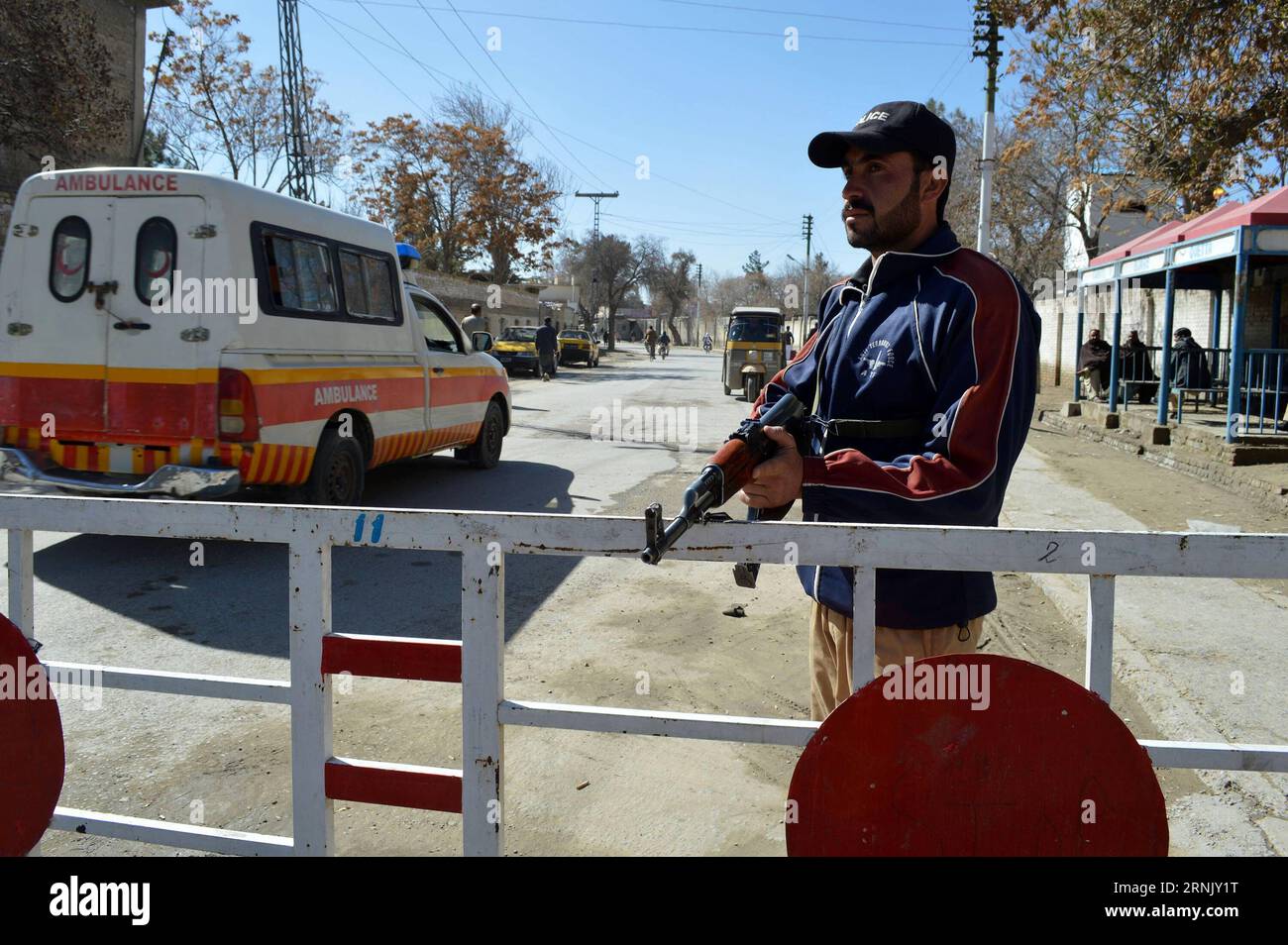 Ein Polizist steht auf der Straße wegen hoher Sicherheitswarnung im südwestlichen pakistanischen Quetta am 20. Februar 2017. )(zcc) PAKISTAN-QUETTA-SECURITY Irfan PUBLICATIONxNOTxINxCHN ein Polizist steht AUF DER Straße wegen Sicherheitsalarm in Südwest-Pakistan S Quetta AM 20. Februar 2017 ZCC Pakistan Quetta Security Irfan PUBLICATIONxNOTxINxCHN Stockfoto