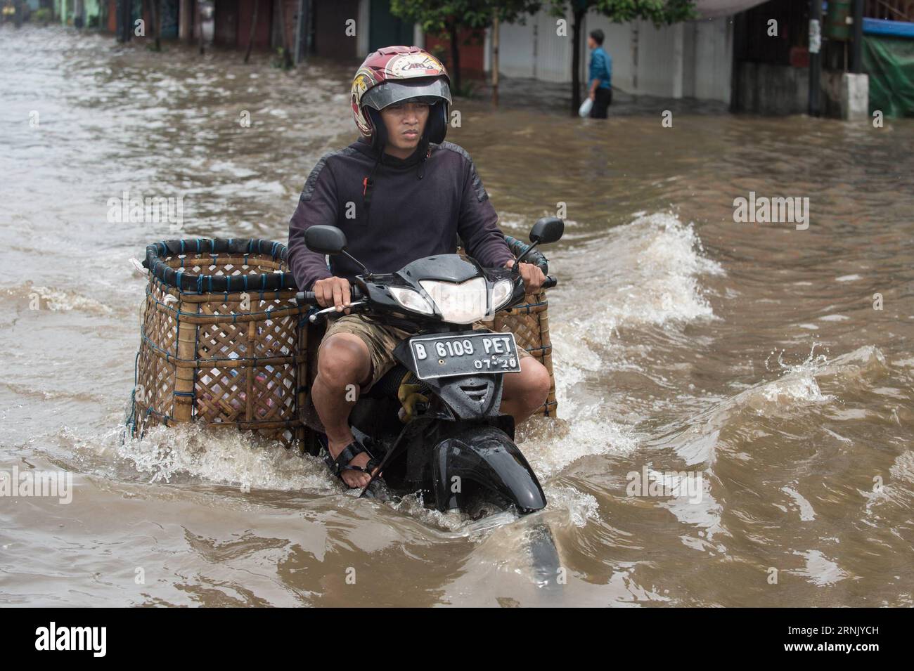 (170221) JAKARTA, 21. Februar 2017 Ein Mann fährt Ein Motorrad