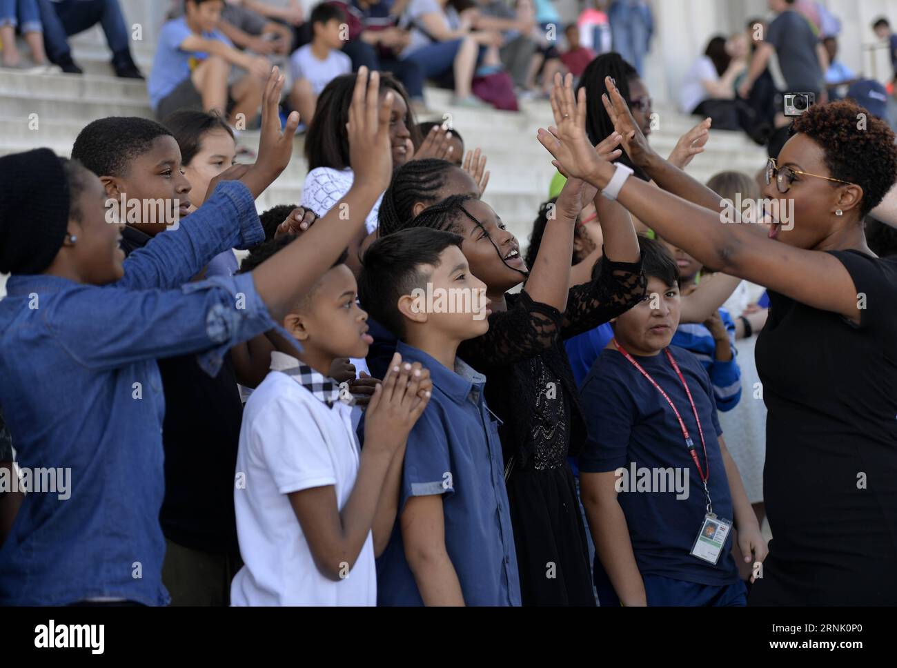 (170224) -- WASHINGTON, 24. Februar 2017 -- die Schüler der Watkins Elementary School und ihr Lehrer nehmen an der 13. jährlichen Lesung von Martin Luther King s I Have a Dream Speech am Lincoln Memorial in Washington D.C., der Hauptstadt der Vereinigten Staaten, am 24. Februar 2017 Teil, um der Bürgerrechtlerin zu gedenken. U.S.-WASHINGTON D.C.-MARTIN LUTHER KING-GEDENKEN BaoxDandan PUBLICATIONxNOTxINxCHN Washington 24. Februar 2017 Schüler der Watkins Elementary School und ihr Lehrer nehmen an der 13. Jährlichen Lesung von Martin Luther King S I Have a Dream Speech Event am Lincoln Memorial in Teil Stockfoto