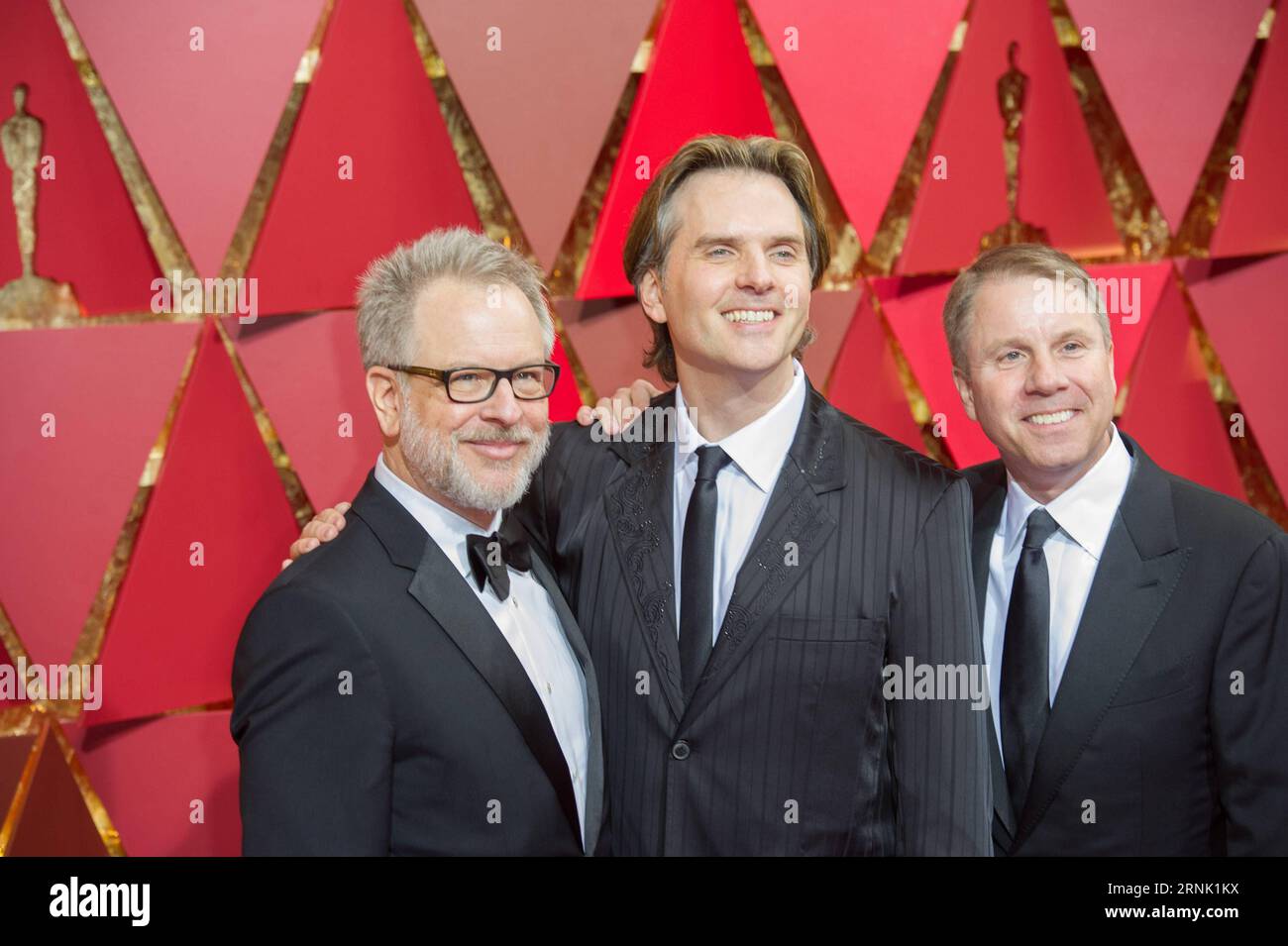 (170227) -- LOS ANGELES, 26. Februar 2017 -- (L-R) die Regisseure Rich Moore, Byron Howard und Jared Bush kommen am 26. Februar 2017 für den roten Teppich der 89th Academy Awards im Dolby Theater in Los Angeles, USA. )(gj) US-LOS ANGELES-OSCAR-ROTER TEPPICH YangxLei PUBLICATIONxNOTxINxCHN Los Angeles Feb 26 2017 l r Regisseure Rich Moore Byron Howard und Jared Bush kommen für den Roten Teppich der 89th Academy Awards IM Dolby Theatre in Los Angeles, USA, AM 26 2017. Februar GJ U S Los Angeles Oscar Red Carpet YangxLei PUBLICATIONxNOTxINxCHN Stockfoto